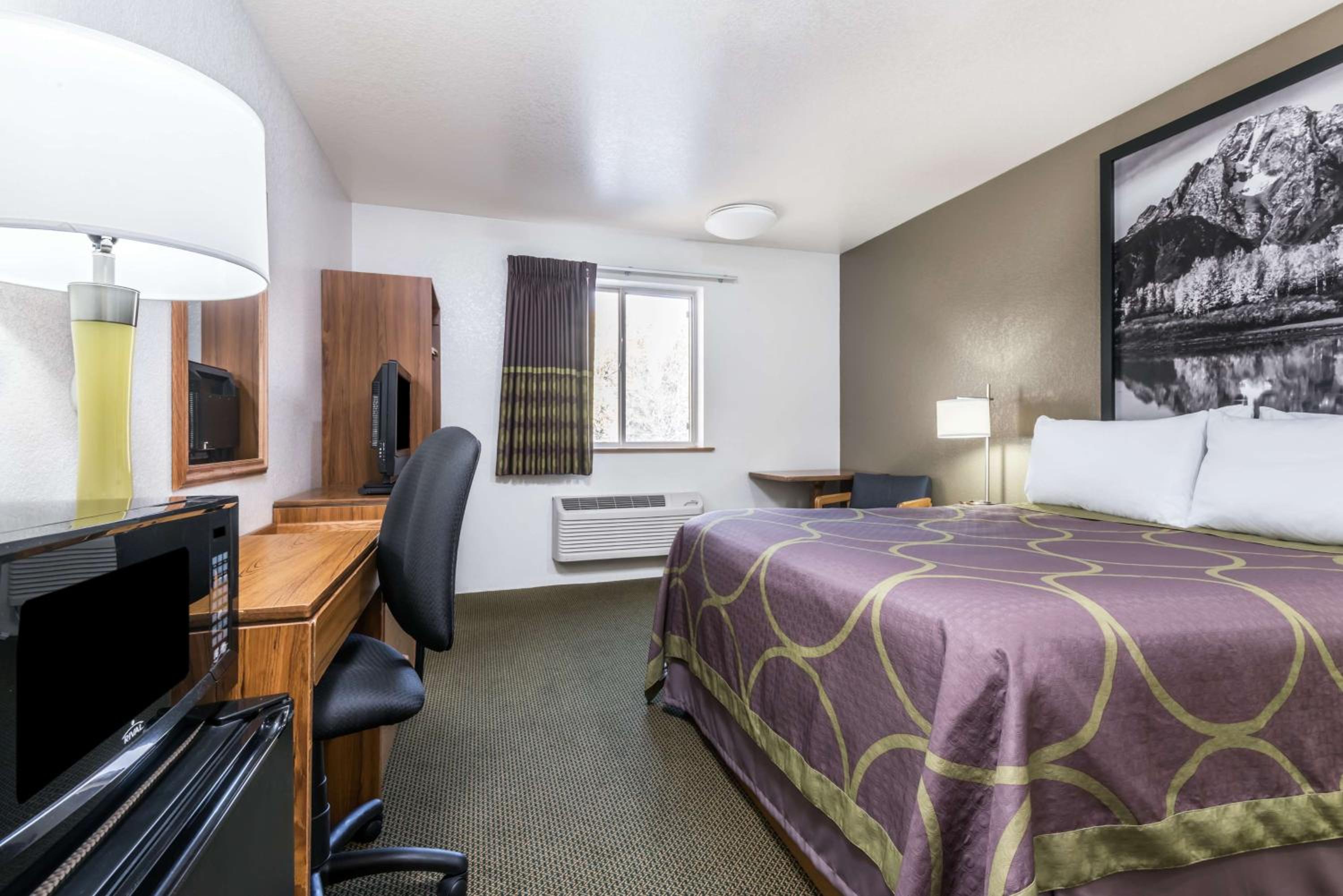 King Room - Non-Smoking - Photo 1