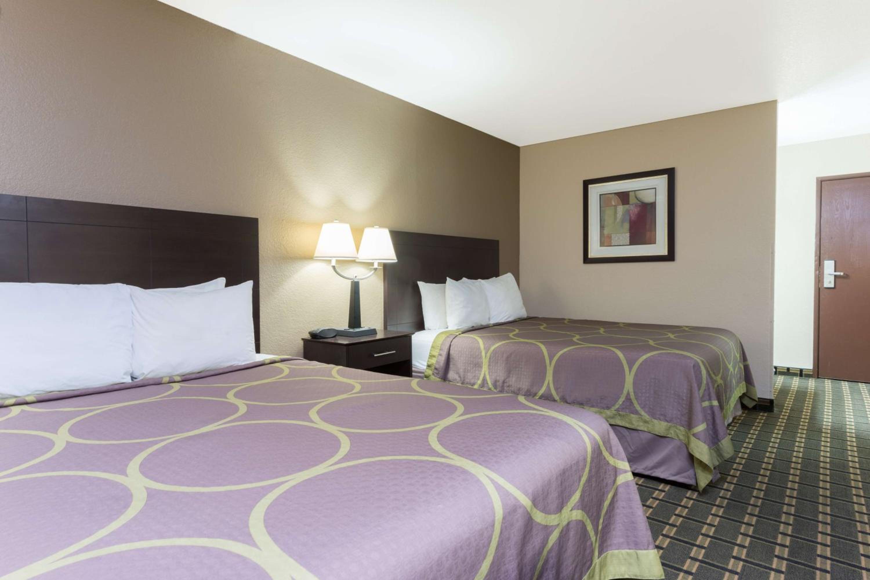 Queen Room with Two Queen Beds - Non-Smoking - Photo 5