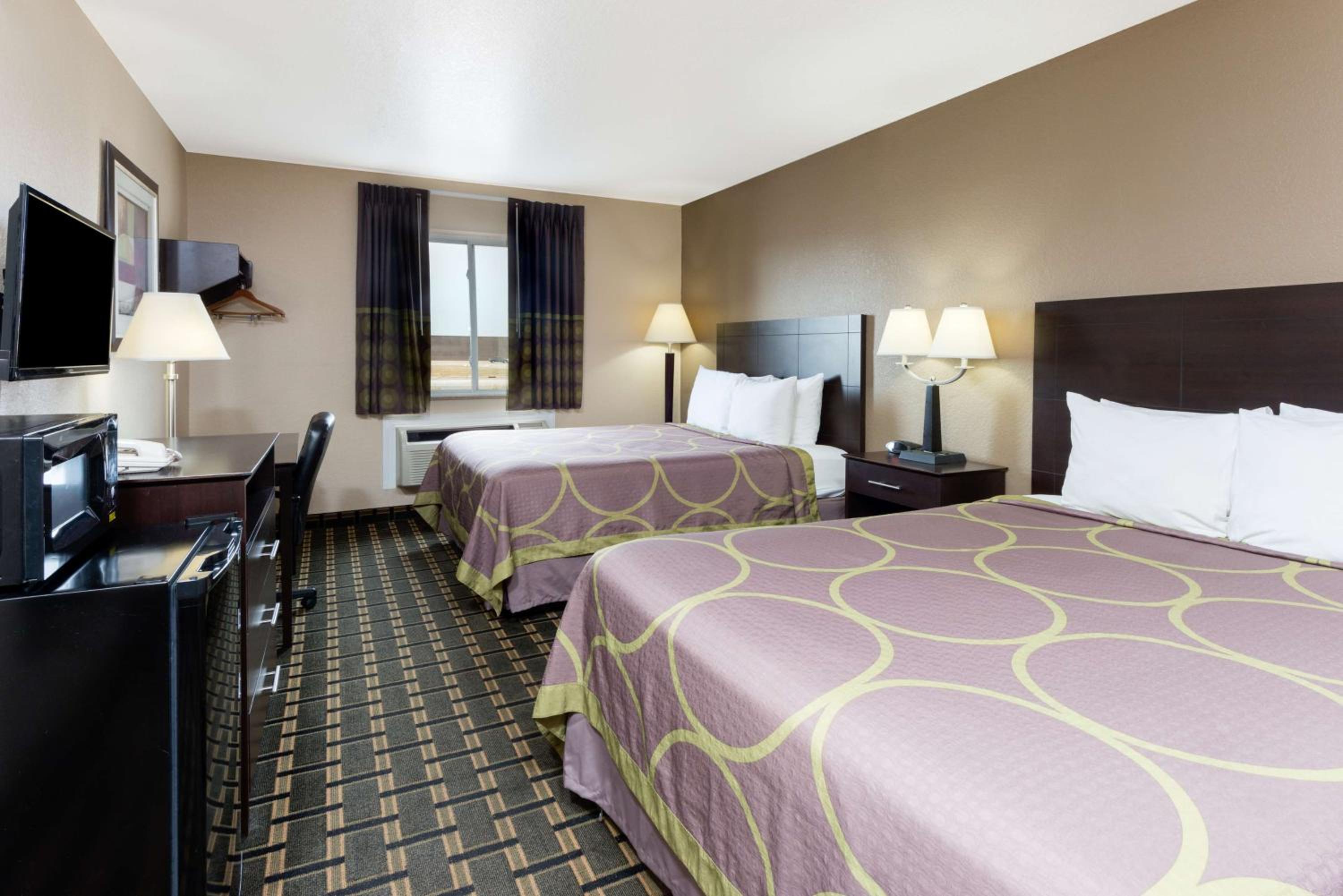 Queen Room with Two Queen Beds - Non-Smoking - Photo 3