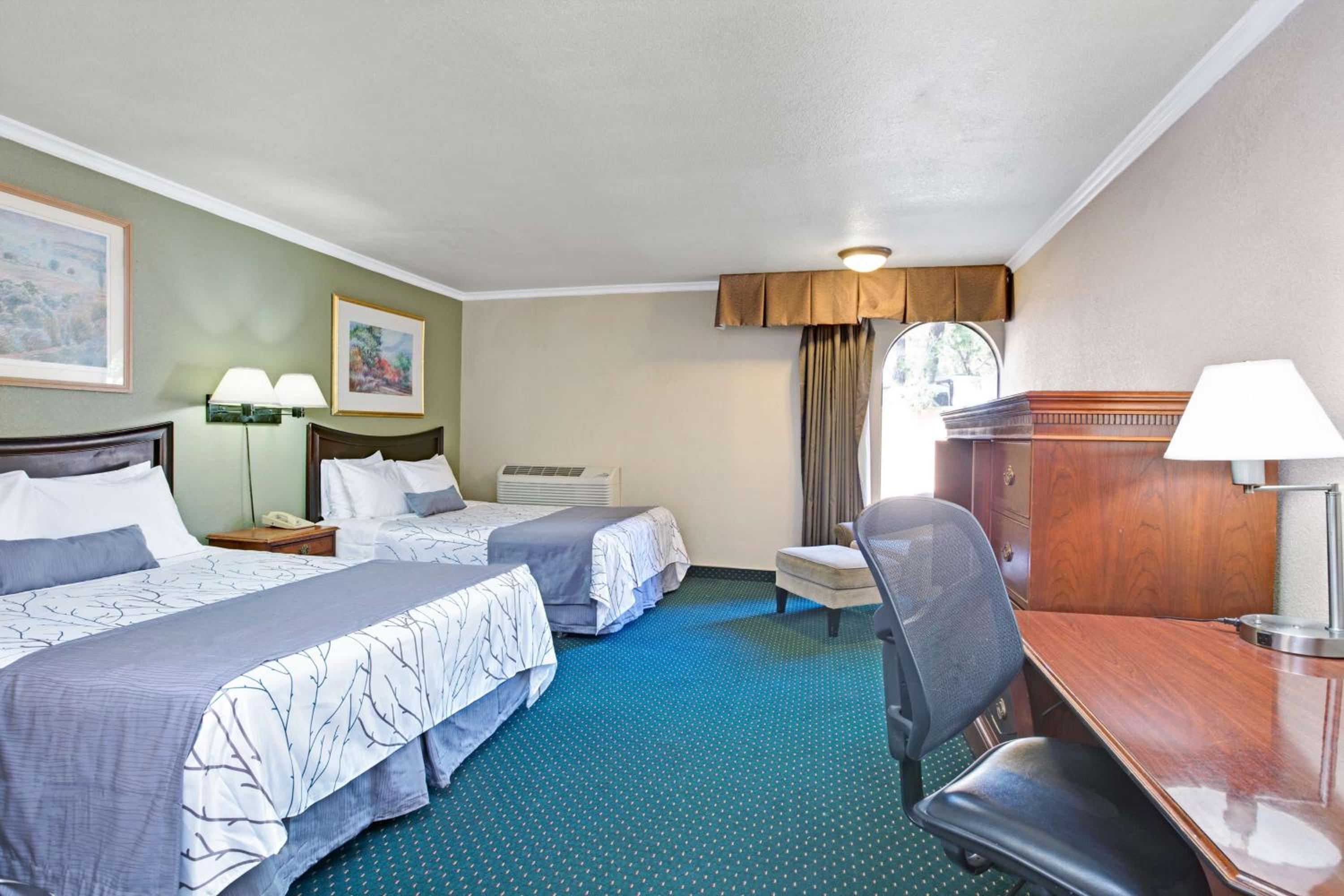 Queen Room with Two Queen Beds - Non-Smoking - Photo 1