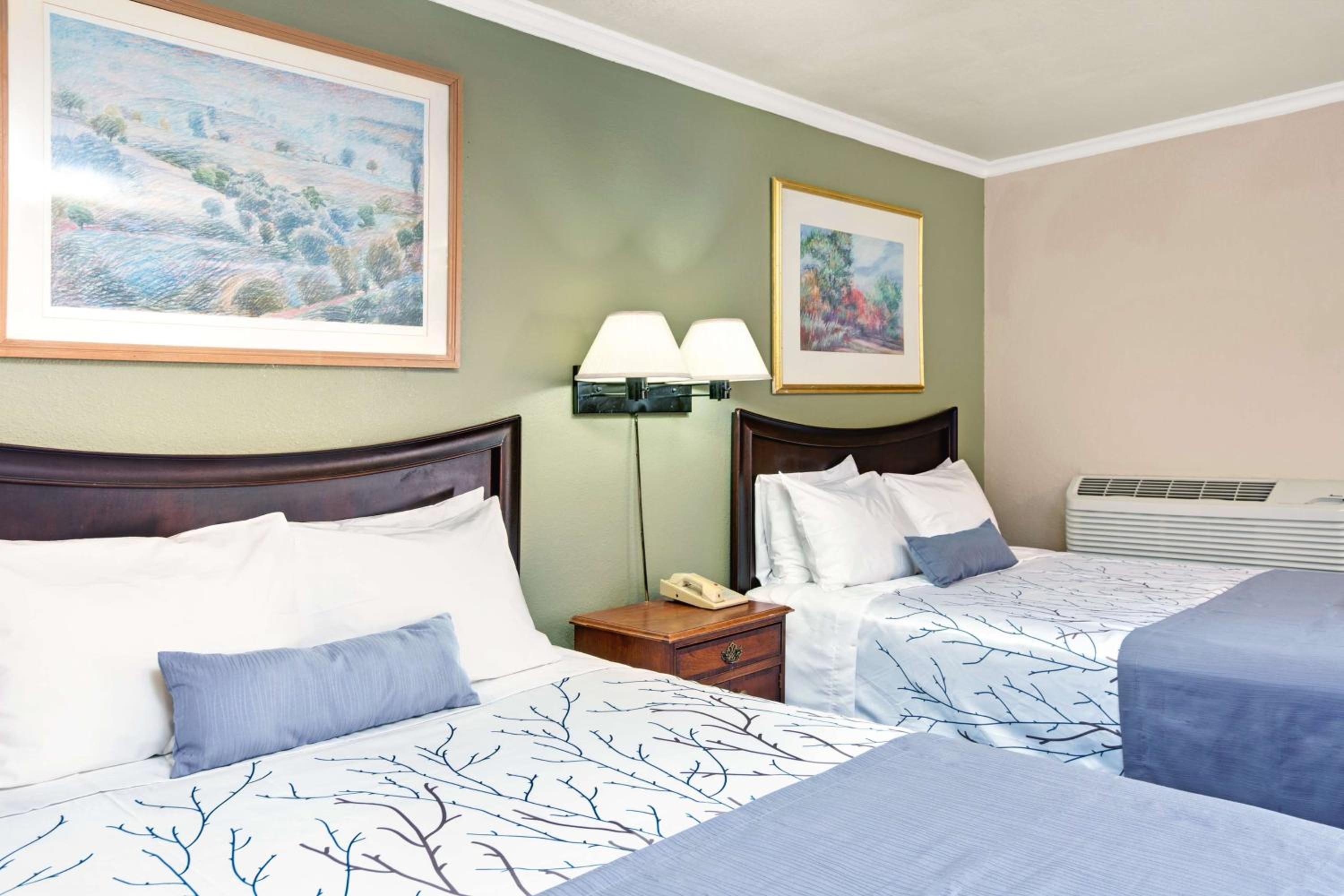 Queen Room with Two Queen Beds - Non-Smoking - Photo 2