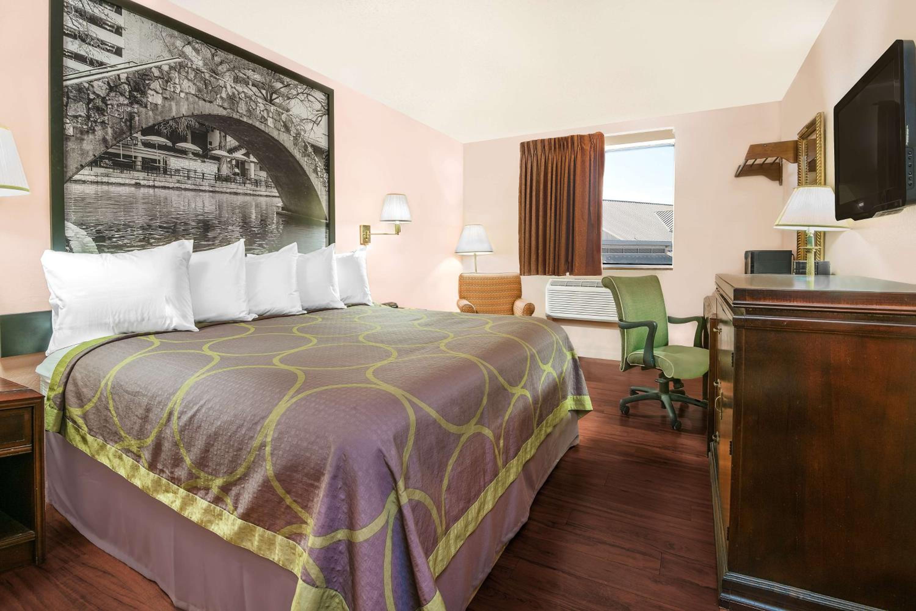 King Room with Bath Tub - Mobility/Hearing Accessible - Non-Smoking - Photo 1