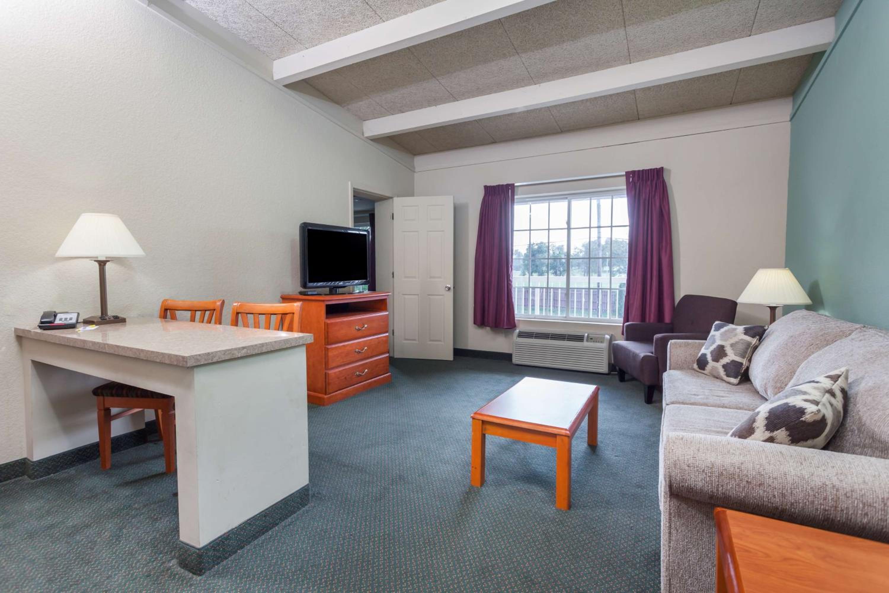 One-Bedroom Suite with Two King Beds - Non-Smoking - Photo 4