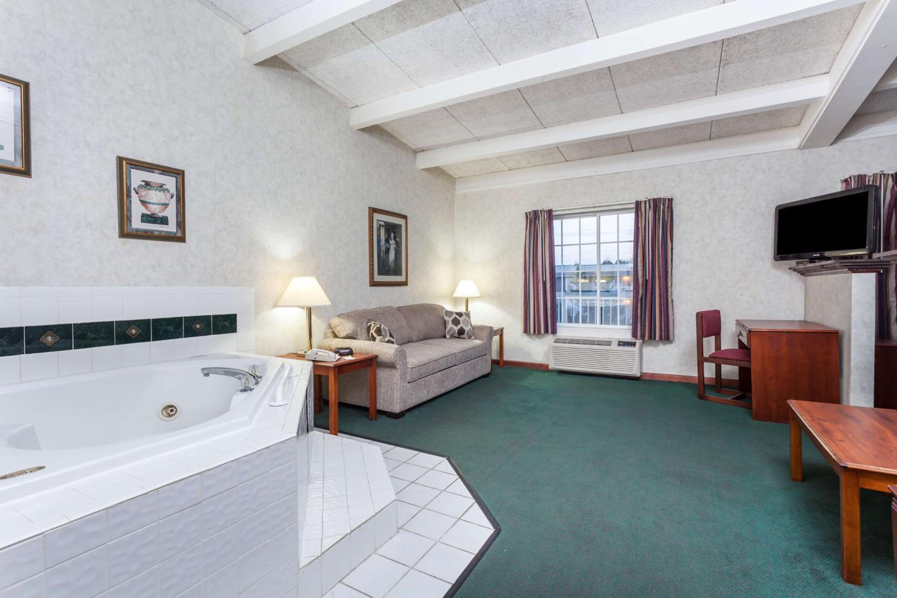 Deluxe King Studio Suite - Non-Smoking