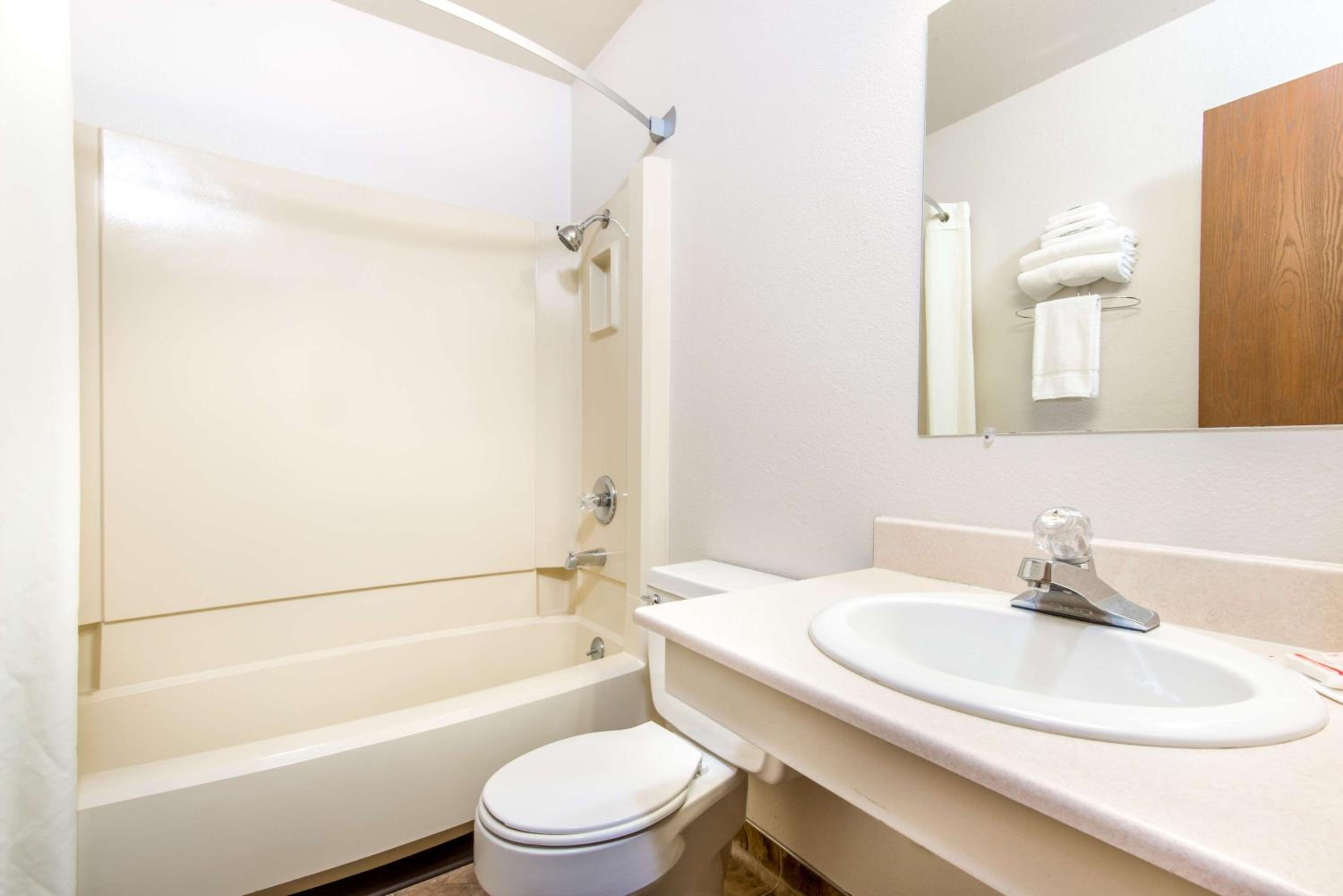 King Room - Non-Smoking - Photo 2