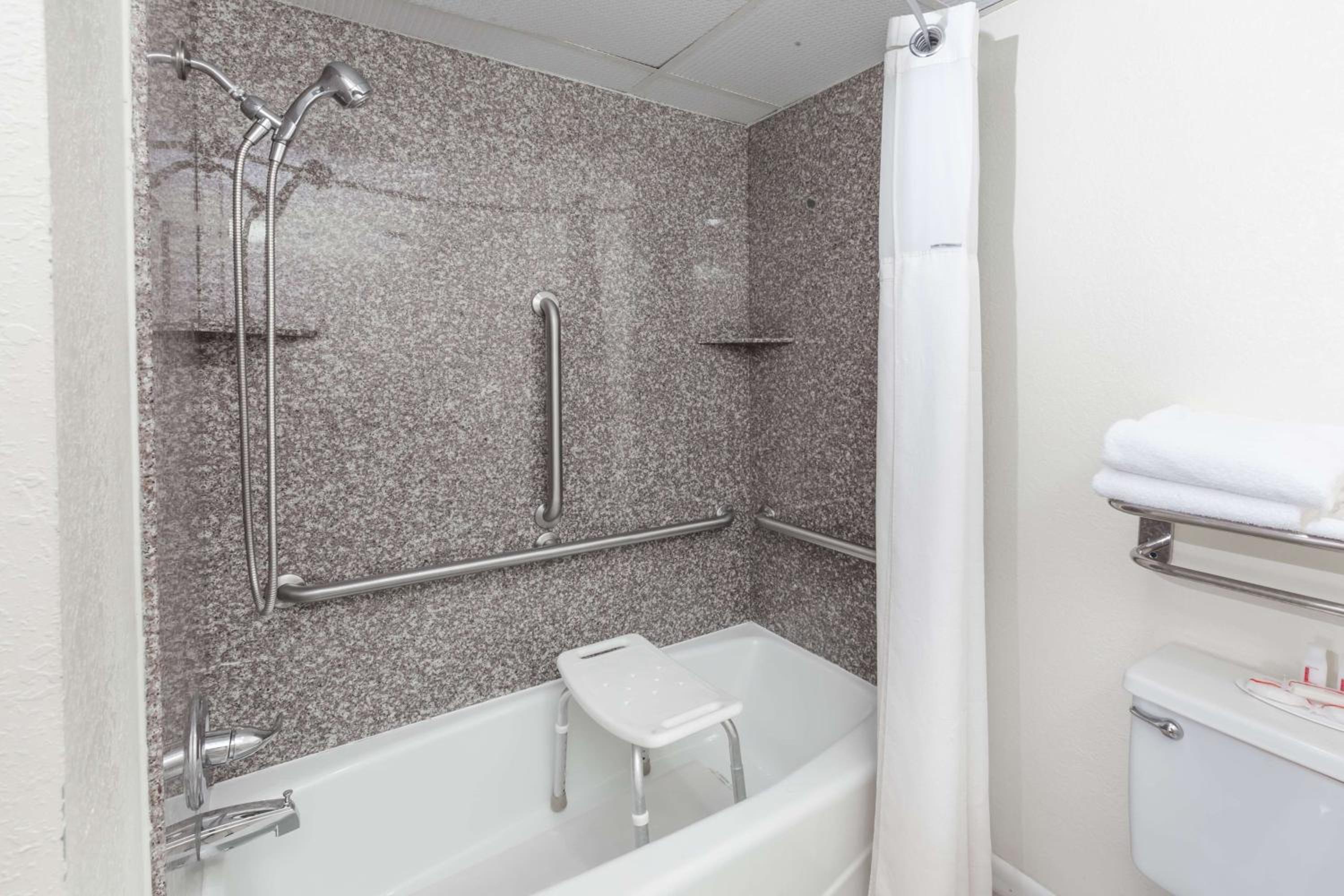 Queen Room - Mobility Access/Non-Smoking - Photo 5