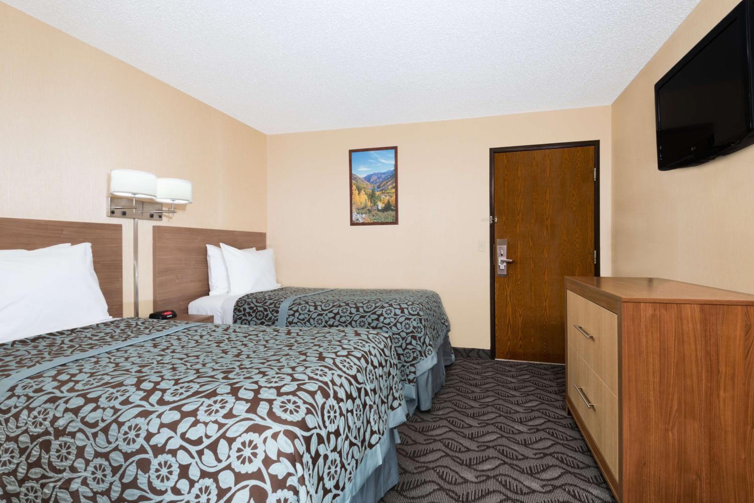 Queen Room with Two Queen Beds - Non-Smoking - Photo 6