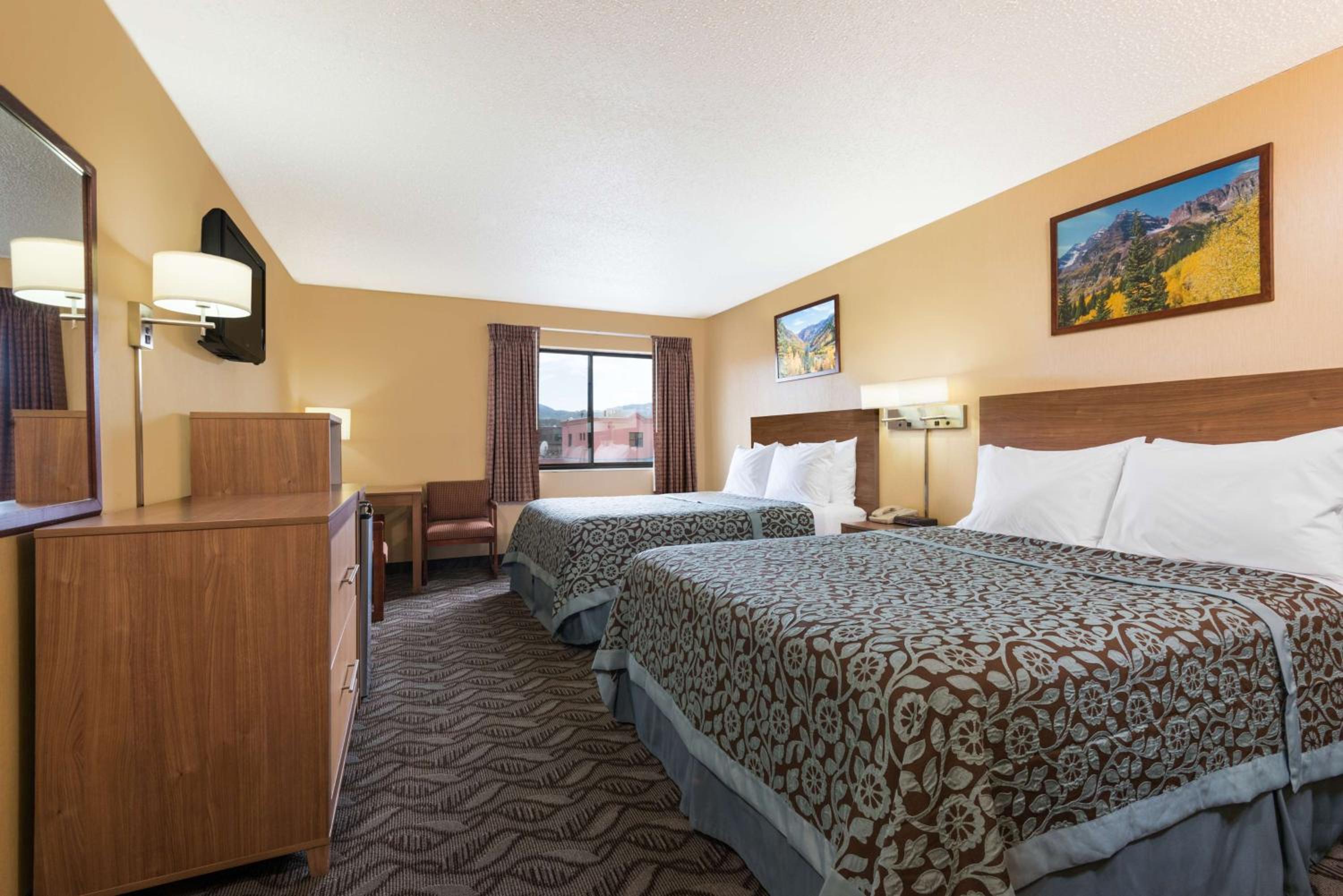 Queen Room with Two Queen Beds - Non-Smoking - Photo 7