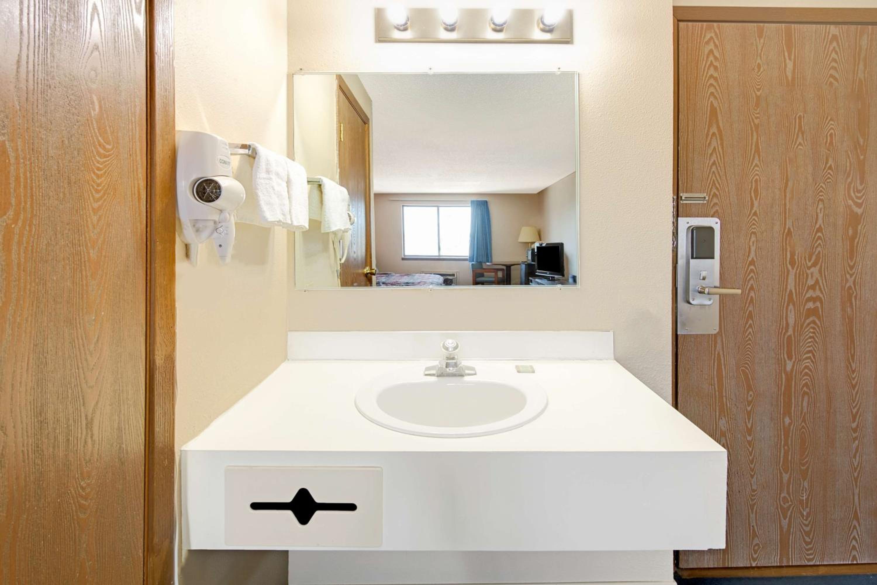 Queen Room - Disability Access/Non-Smoking - Photo 5