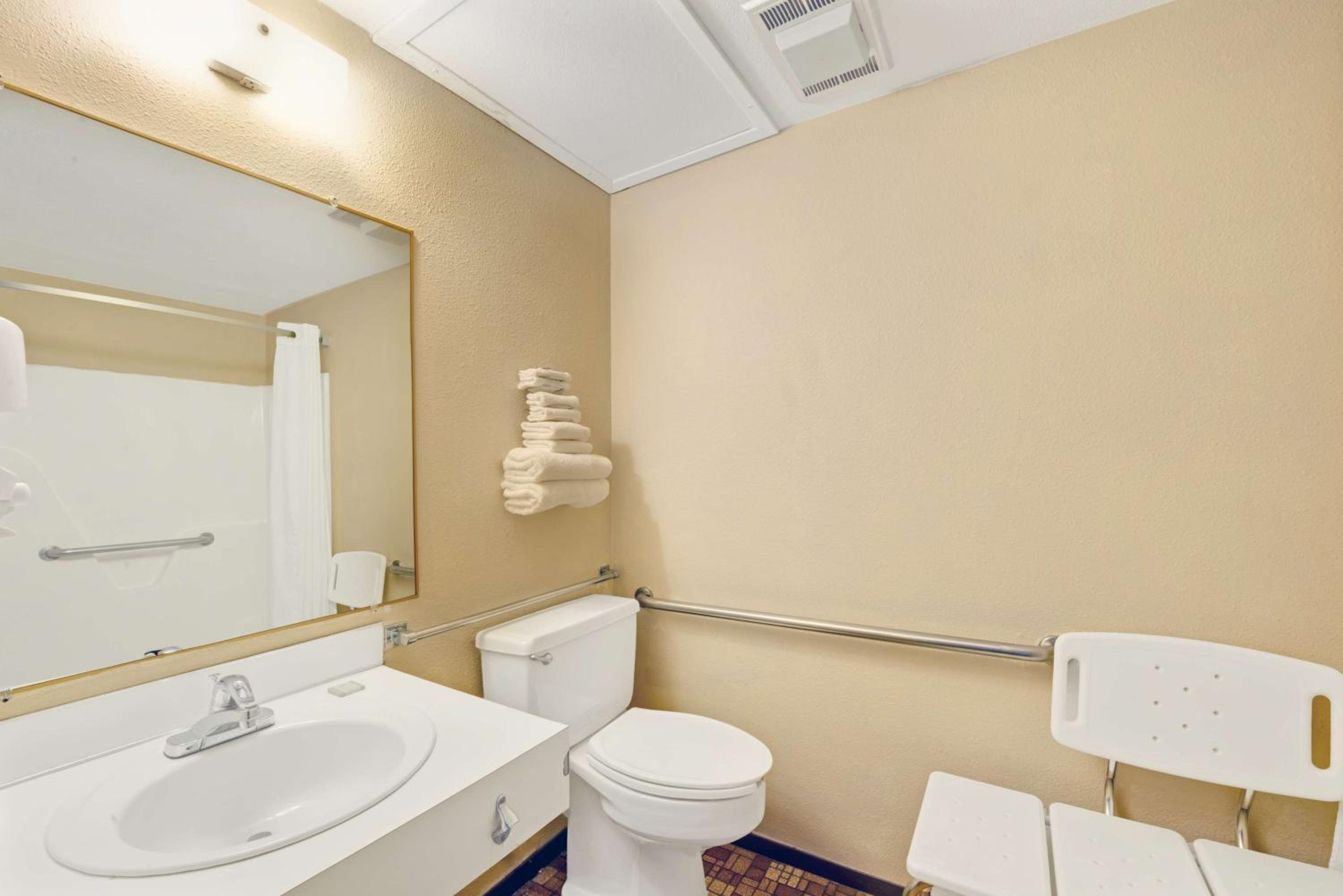 Queen Room - Disability Access/Non-Smoking - Photo 7