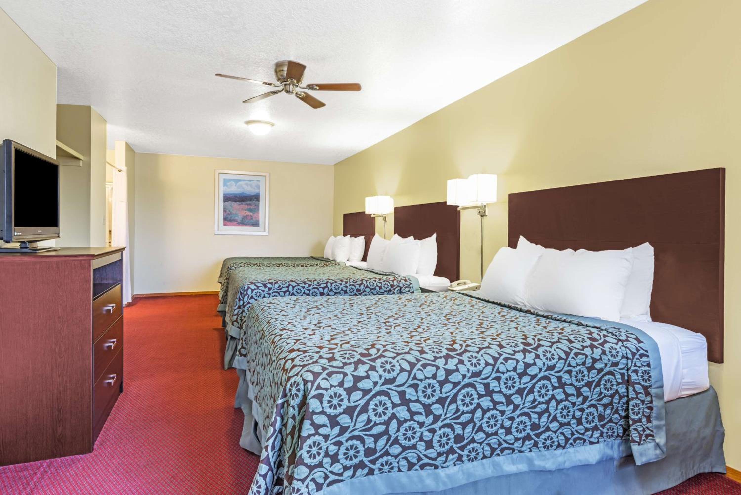 Studio Suite with Three Queen Beds - Non-Smoking - Photo 1