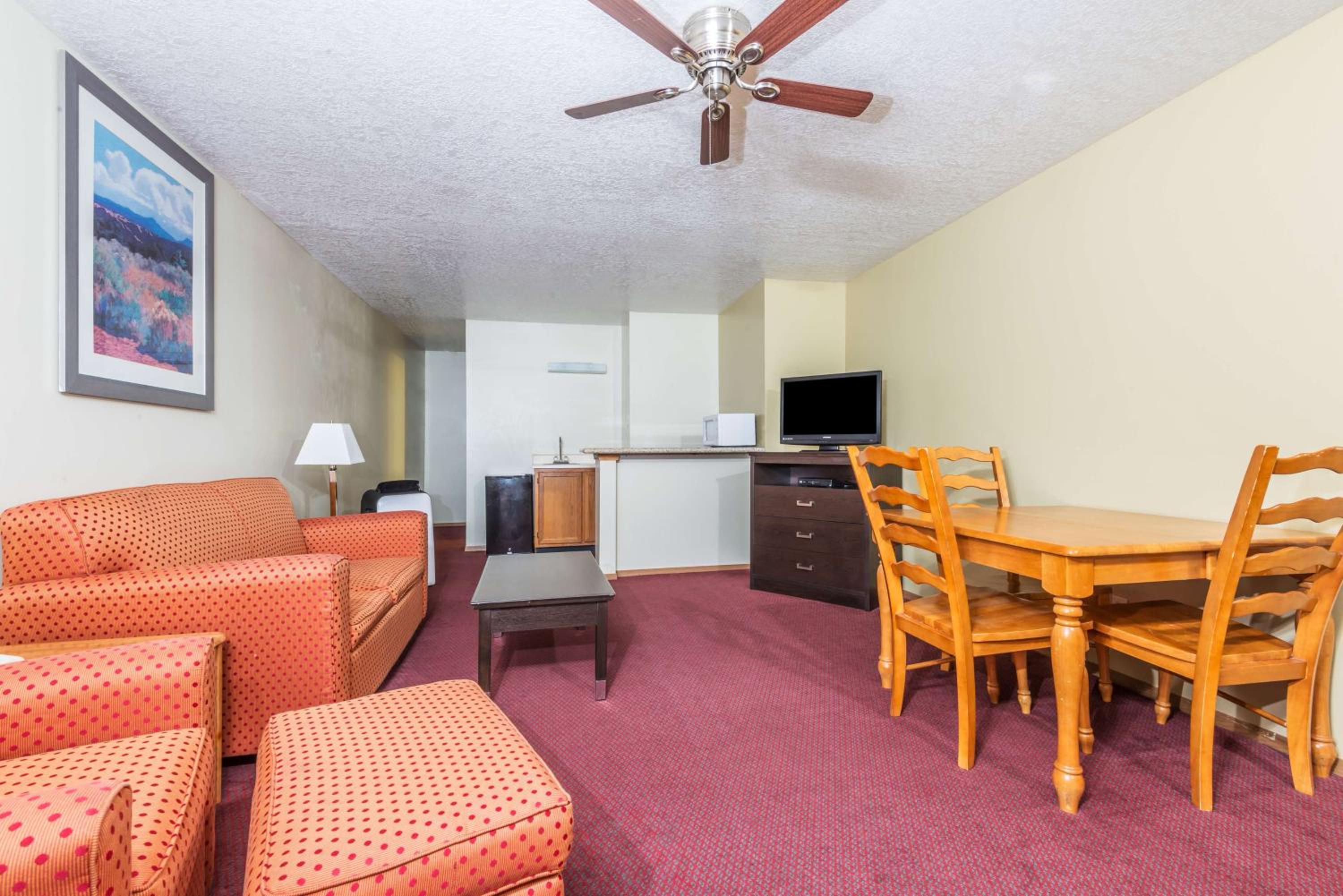 Studio Suite with Three Queen Beds - Non-Smoking - Photo 4