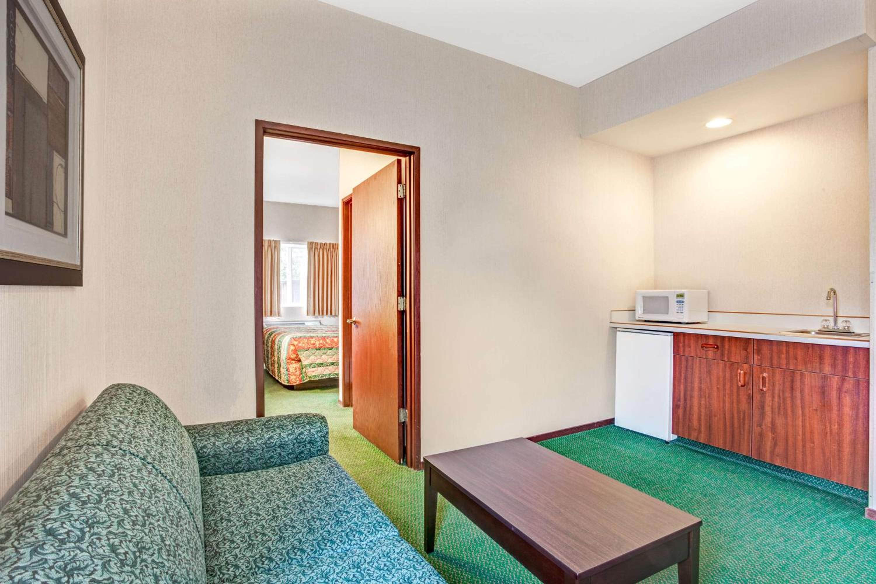 Deluxe King Suite - Photo 3