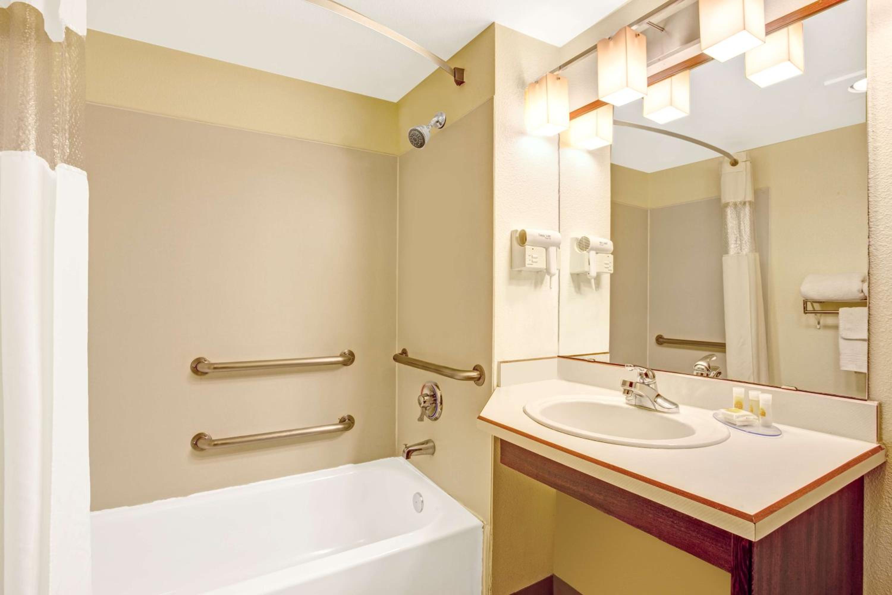 Queen Room with Two Queen Beds - Non-Smoking - Photo 3