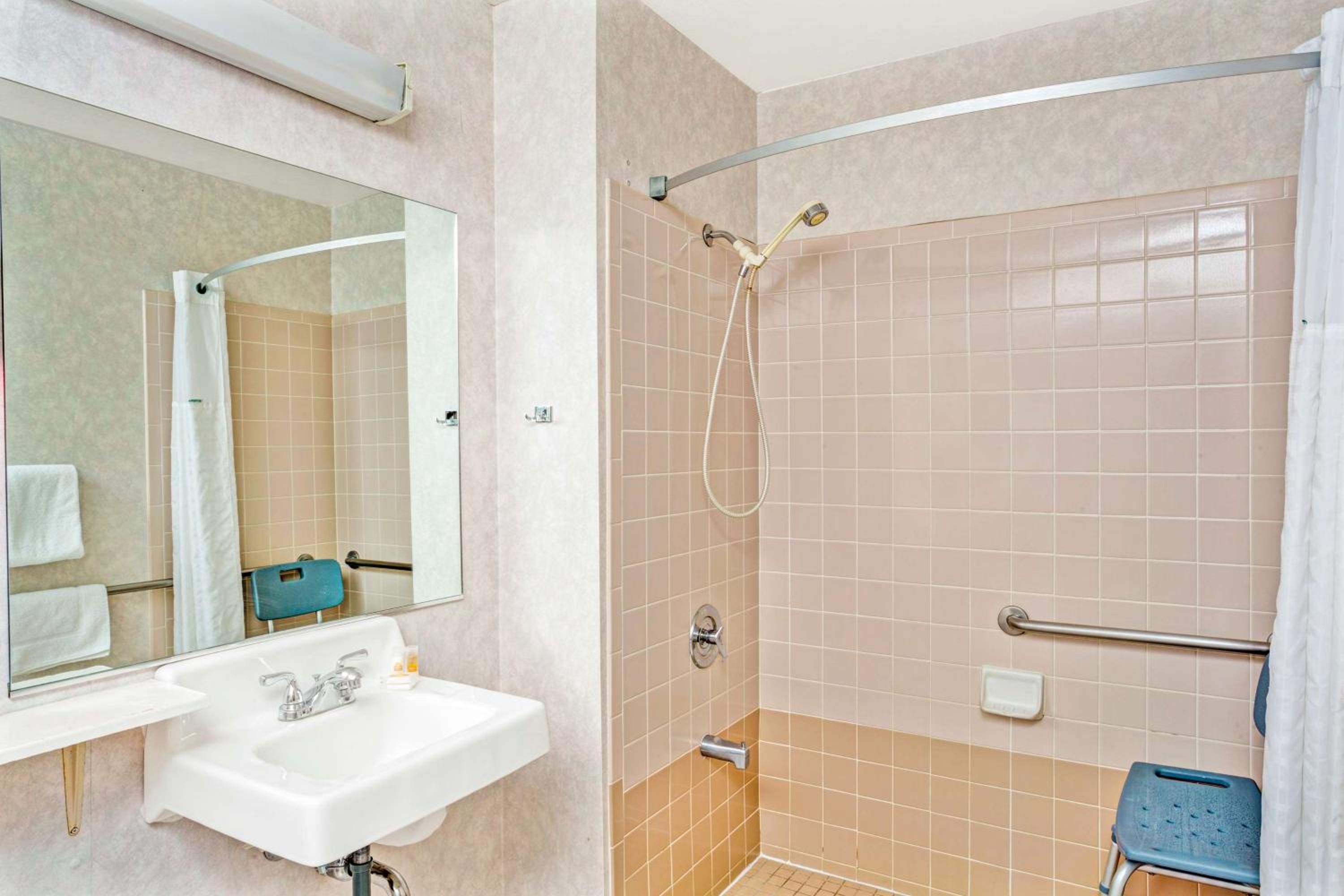 Queen Room - Disability Access/Non-Smoking - Photo 4