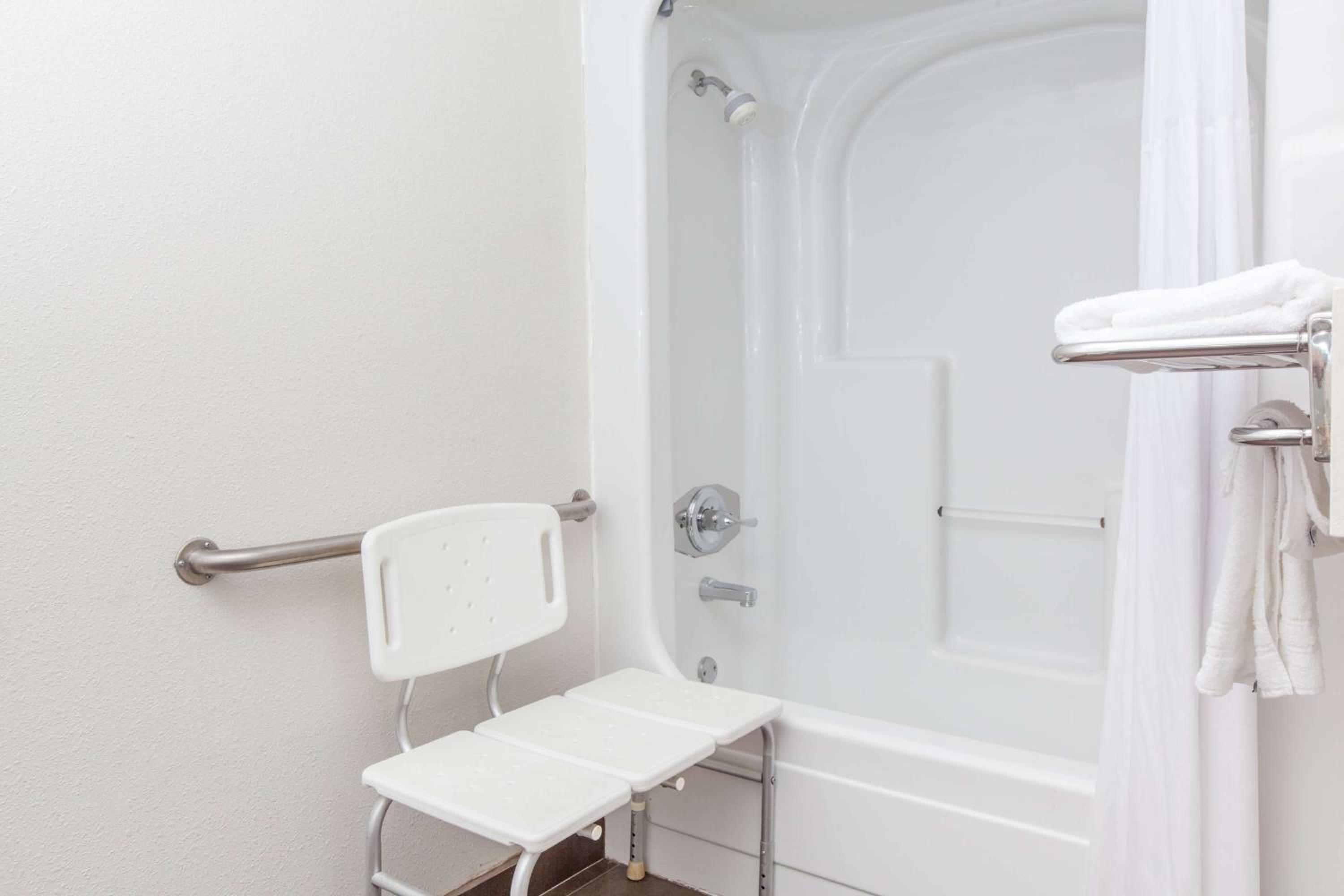 Queen Room - Disability Access/Non-Smoking - Photo 8