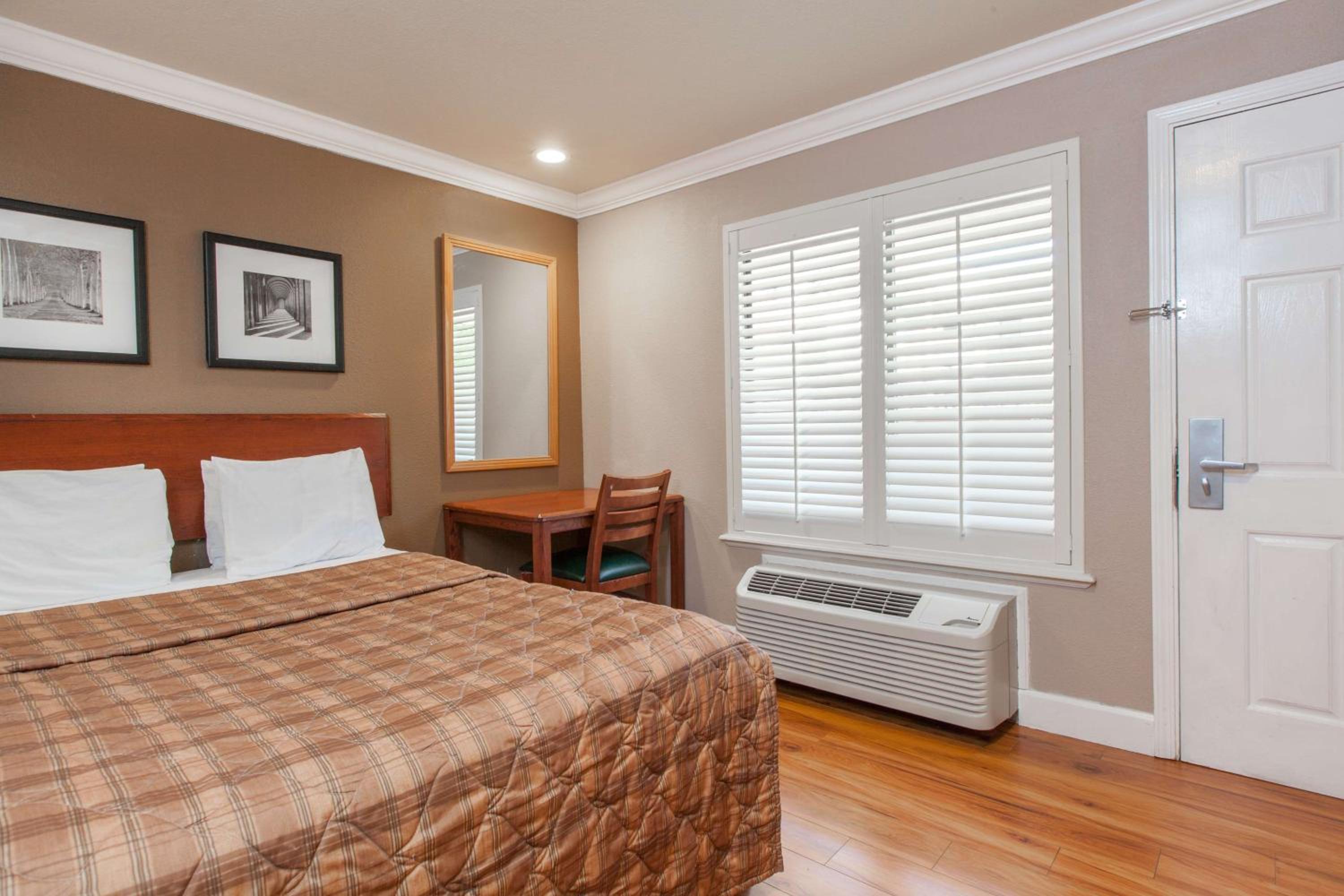 Queen Room - Disability Access/Non-Smoking - Photo 6