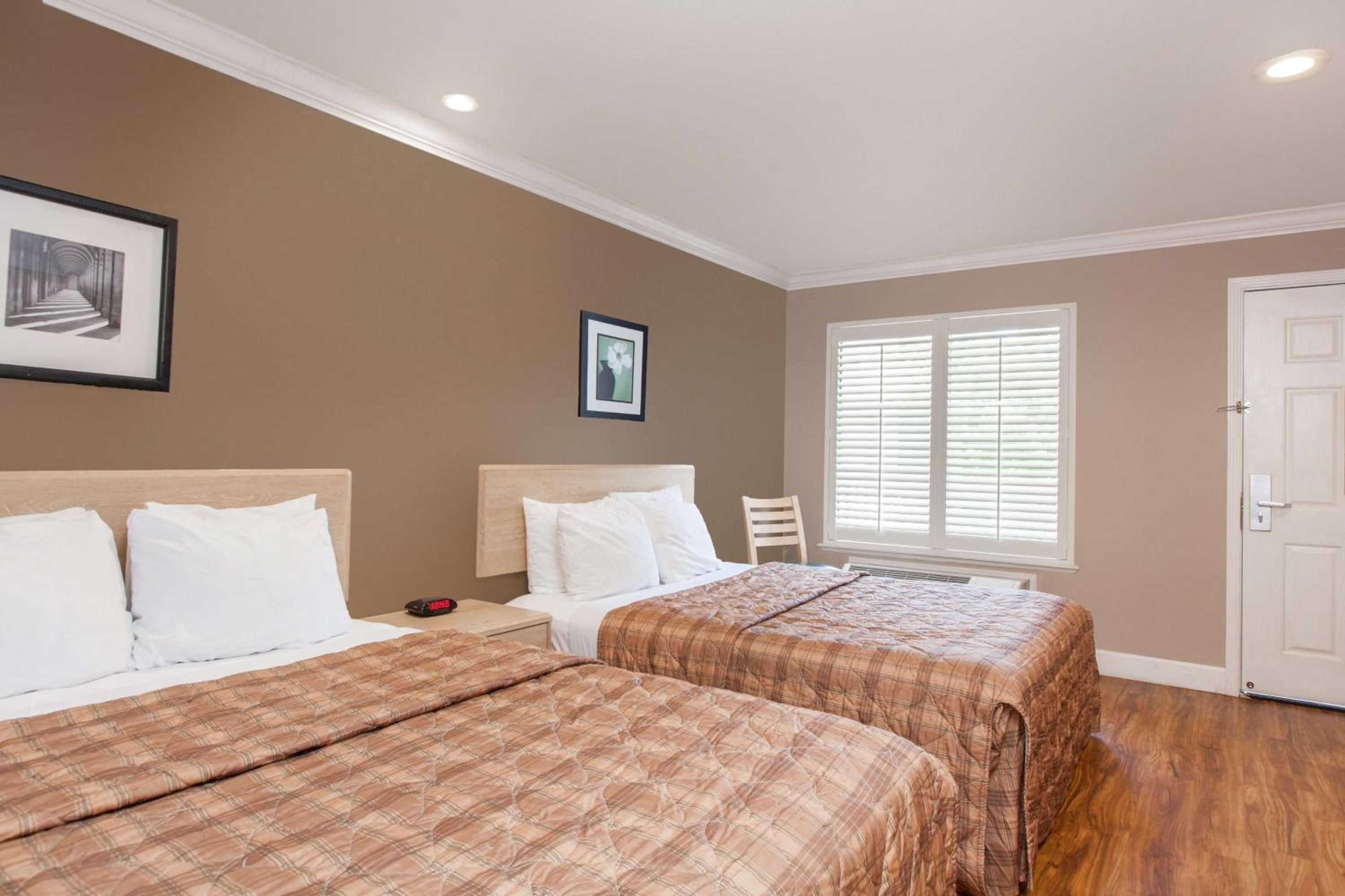 Queen Room with Two Queen Beds - Non-Smoking - Photo 2