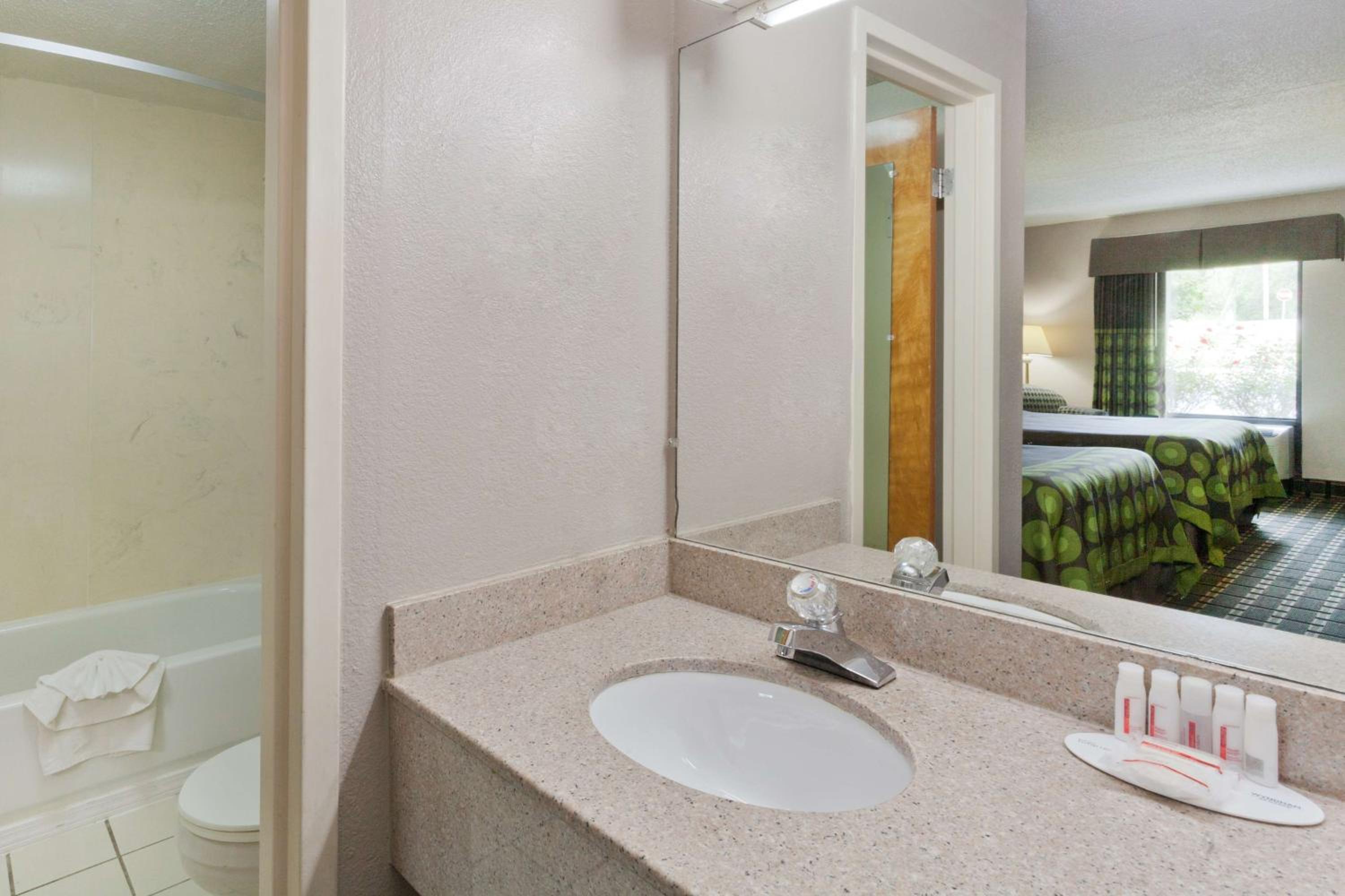 King Room - Non-Smoking - Photo 9