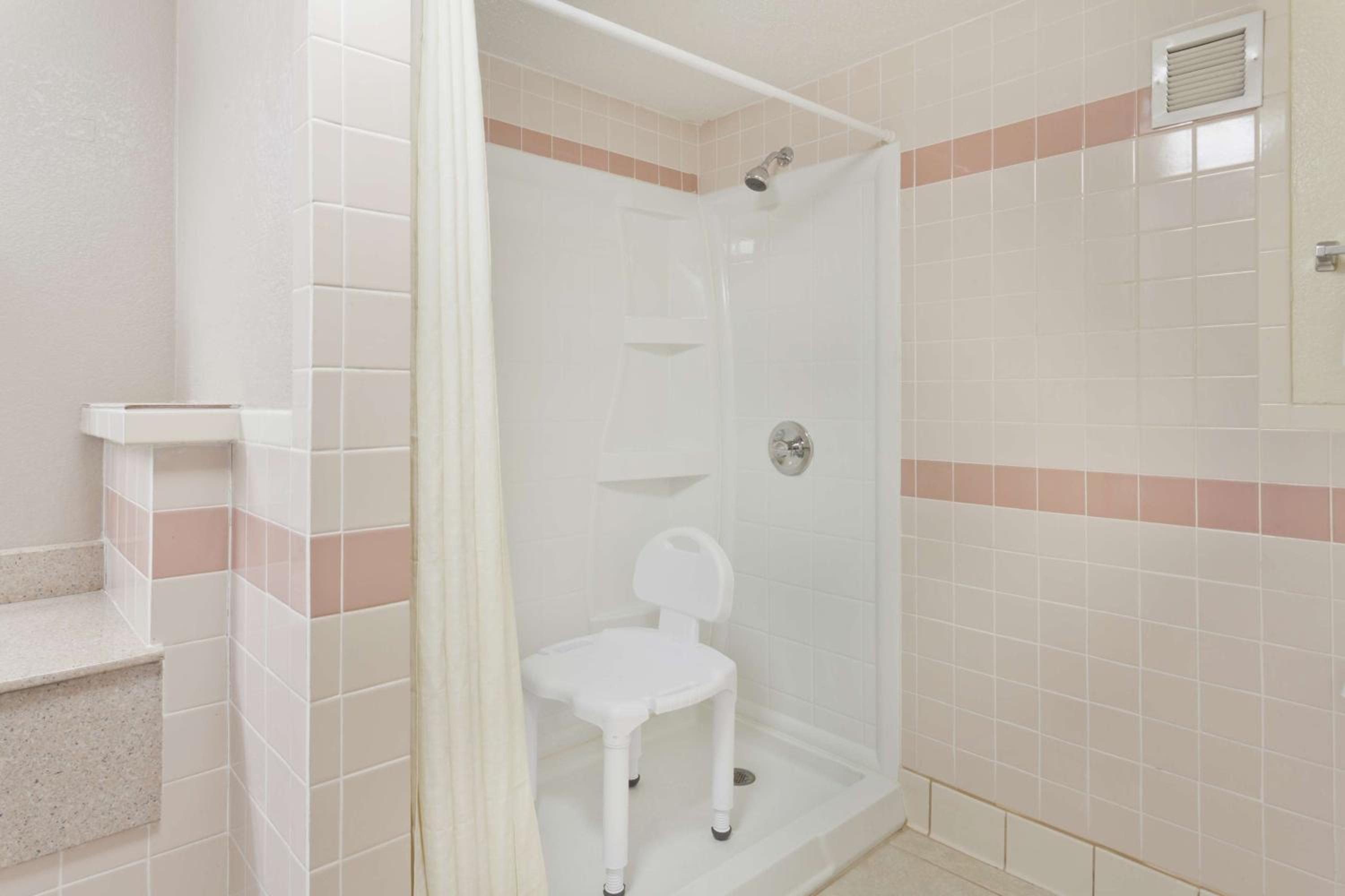 King Room - Disability Access - Non-Smoking - Photo 8