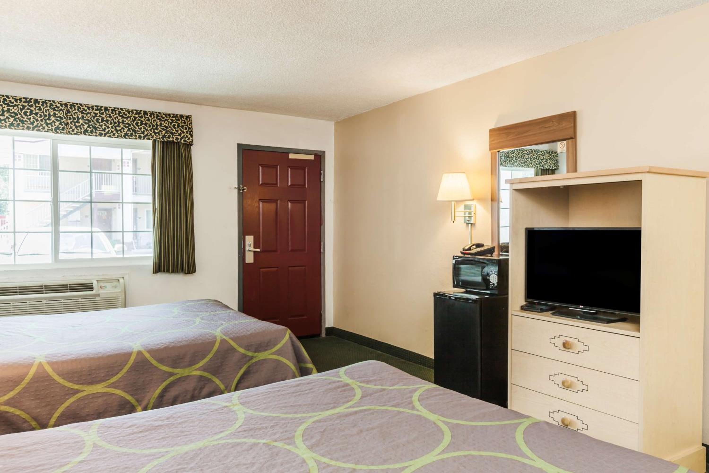 Queen Room with Two Queen Beds - Non-Smoking - Photo 1