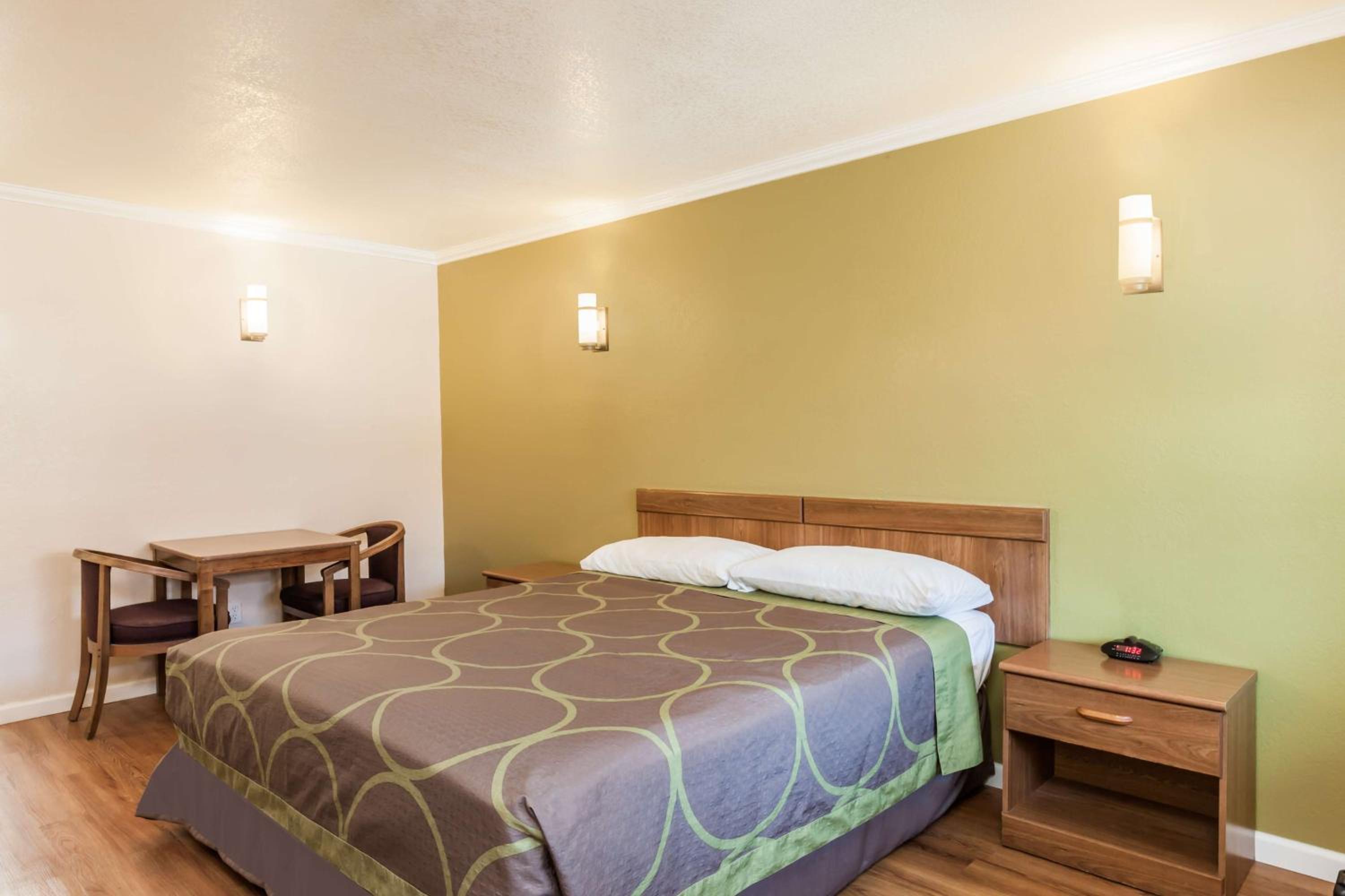 King Room - Non-Smoking - Photo 1