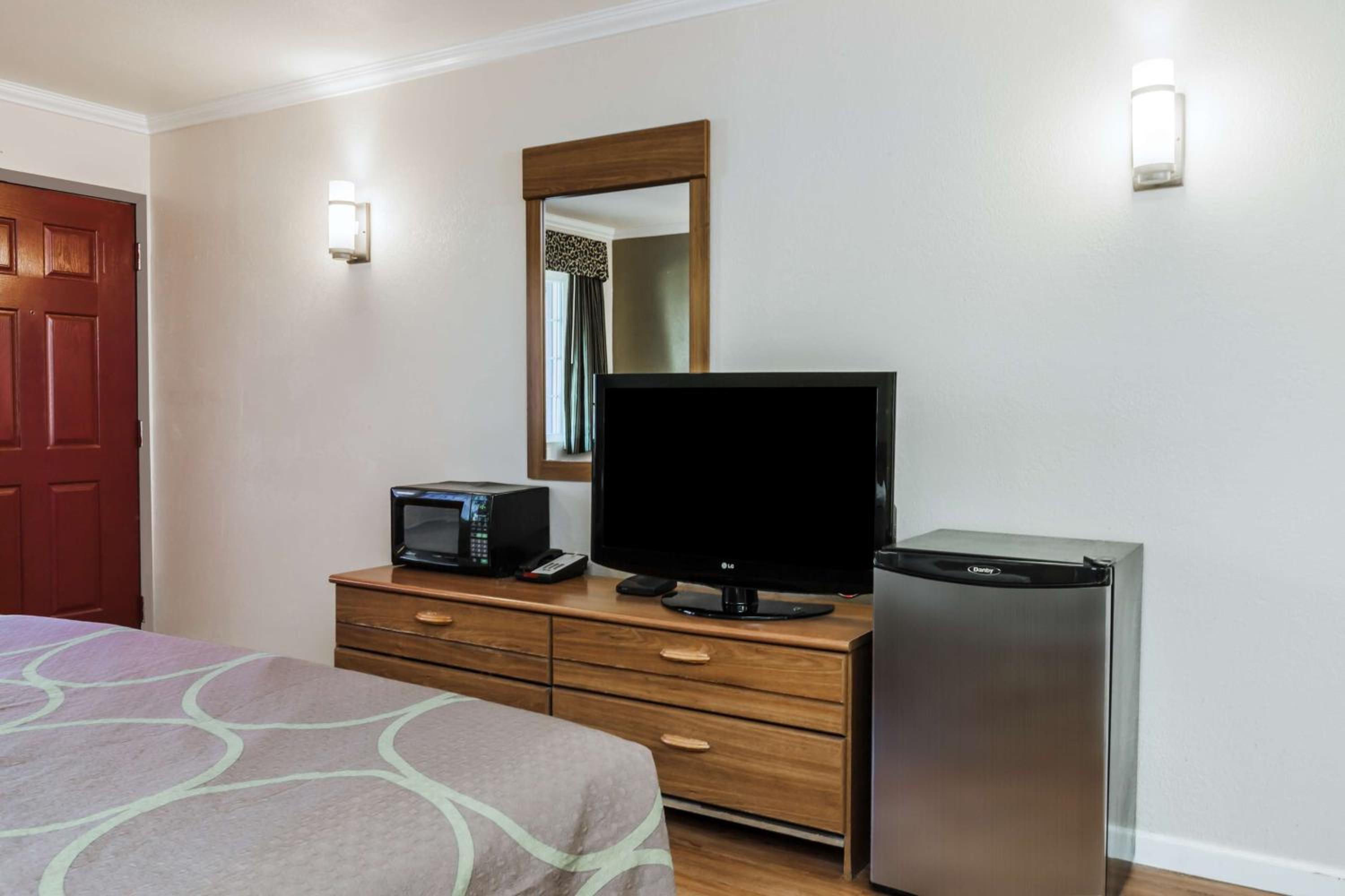 King Room - Non-Smoking - Photo 3