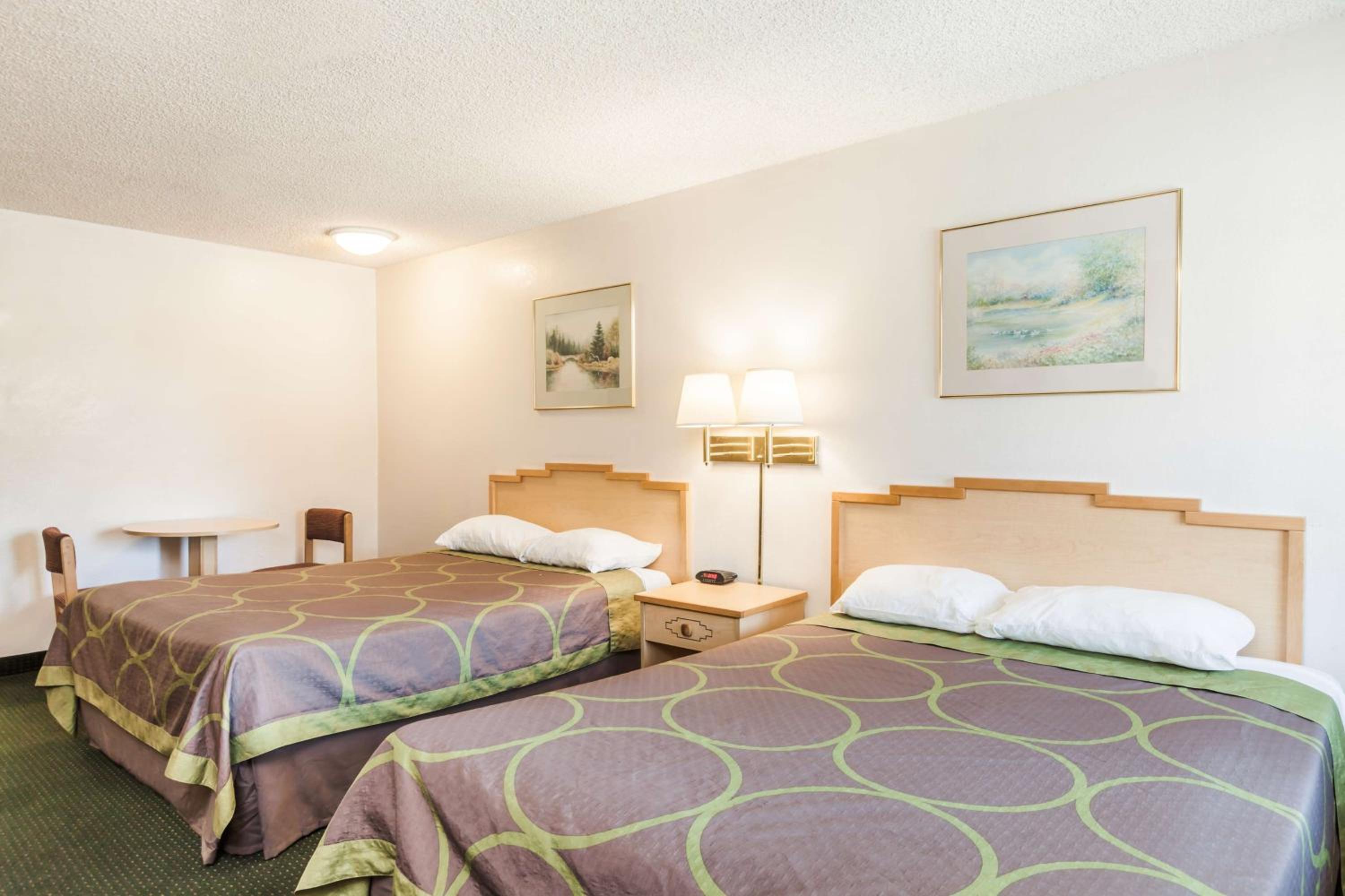 Queen Room with Two Queen Beds - Non-Smoking - Photo 3
