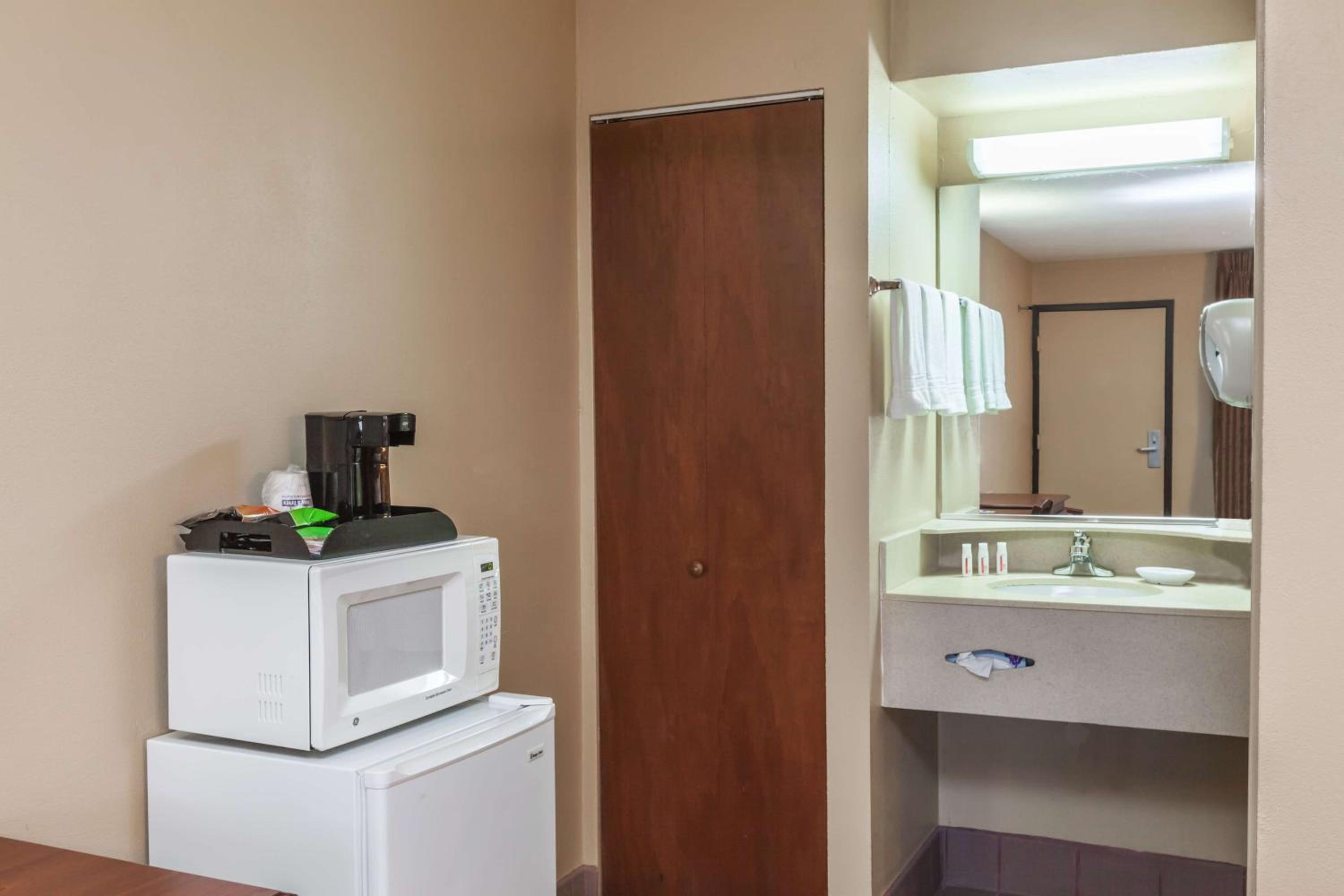 King Room - Non-Smoking photo 2