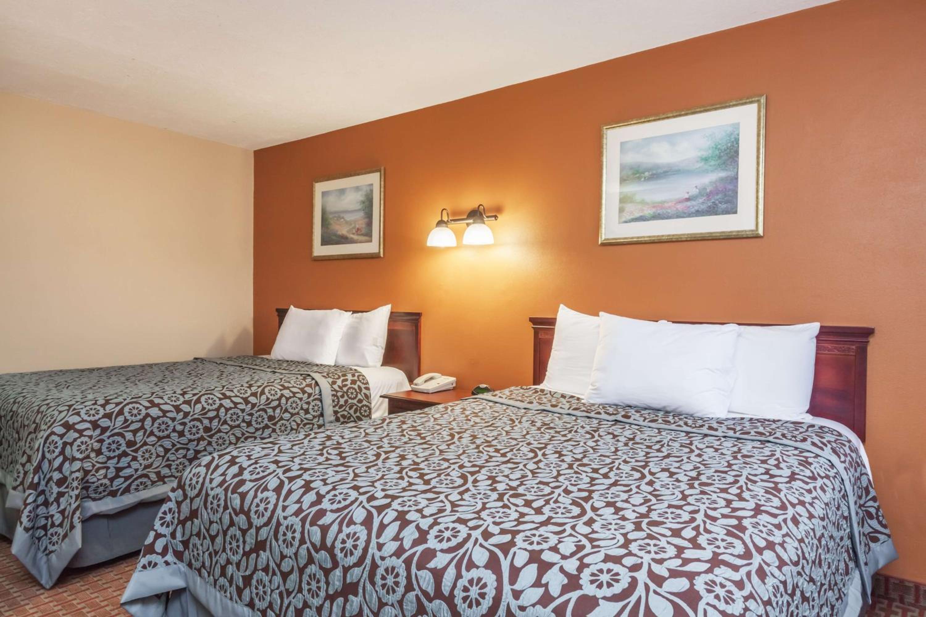 Queen Room with Two Queen Beds - Non-Smoking photo 1