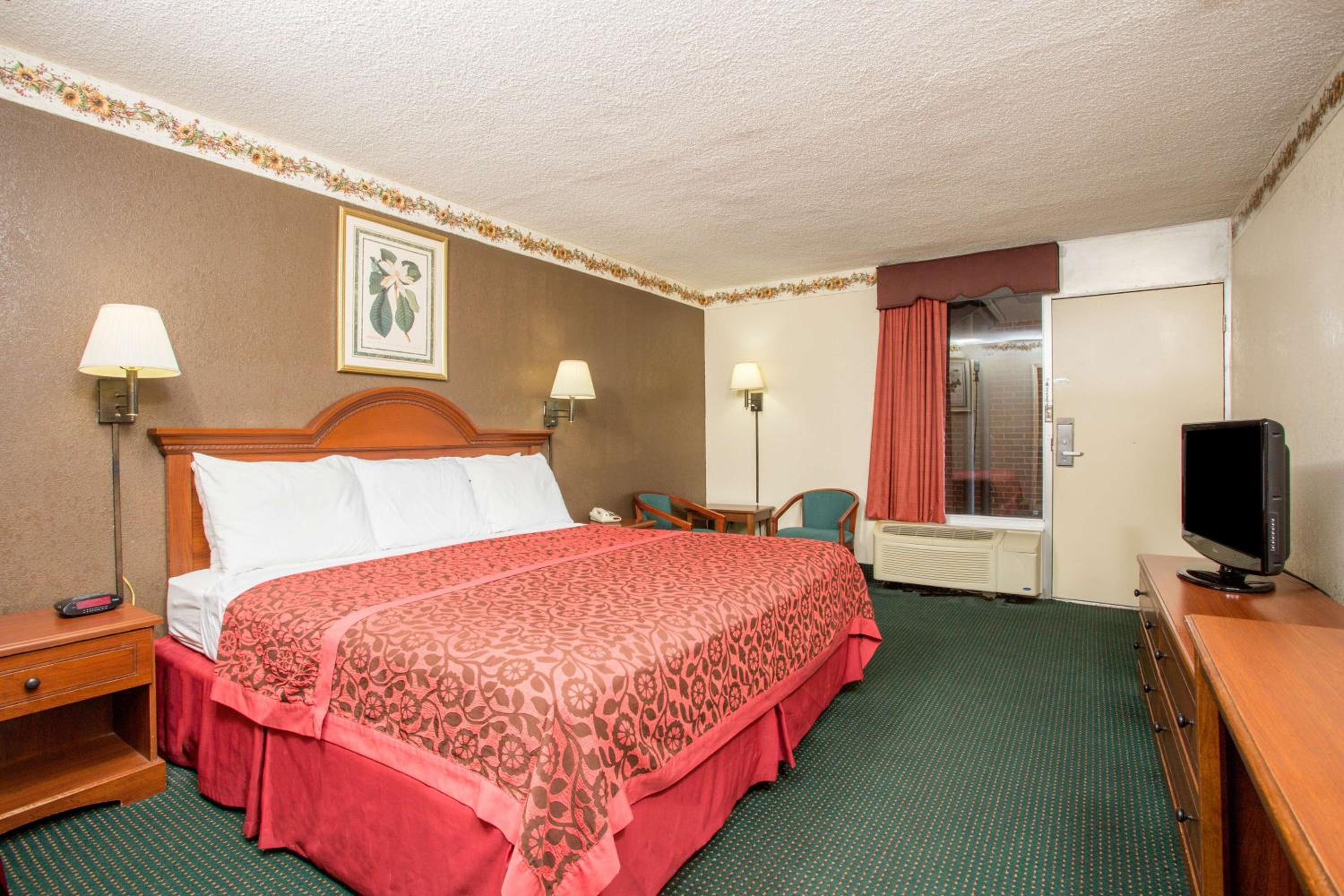 King Room - Non-Smoking - Photo 8