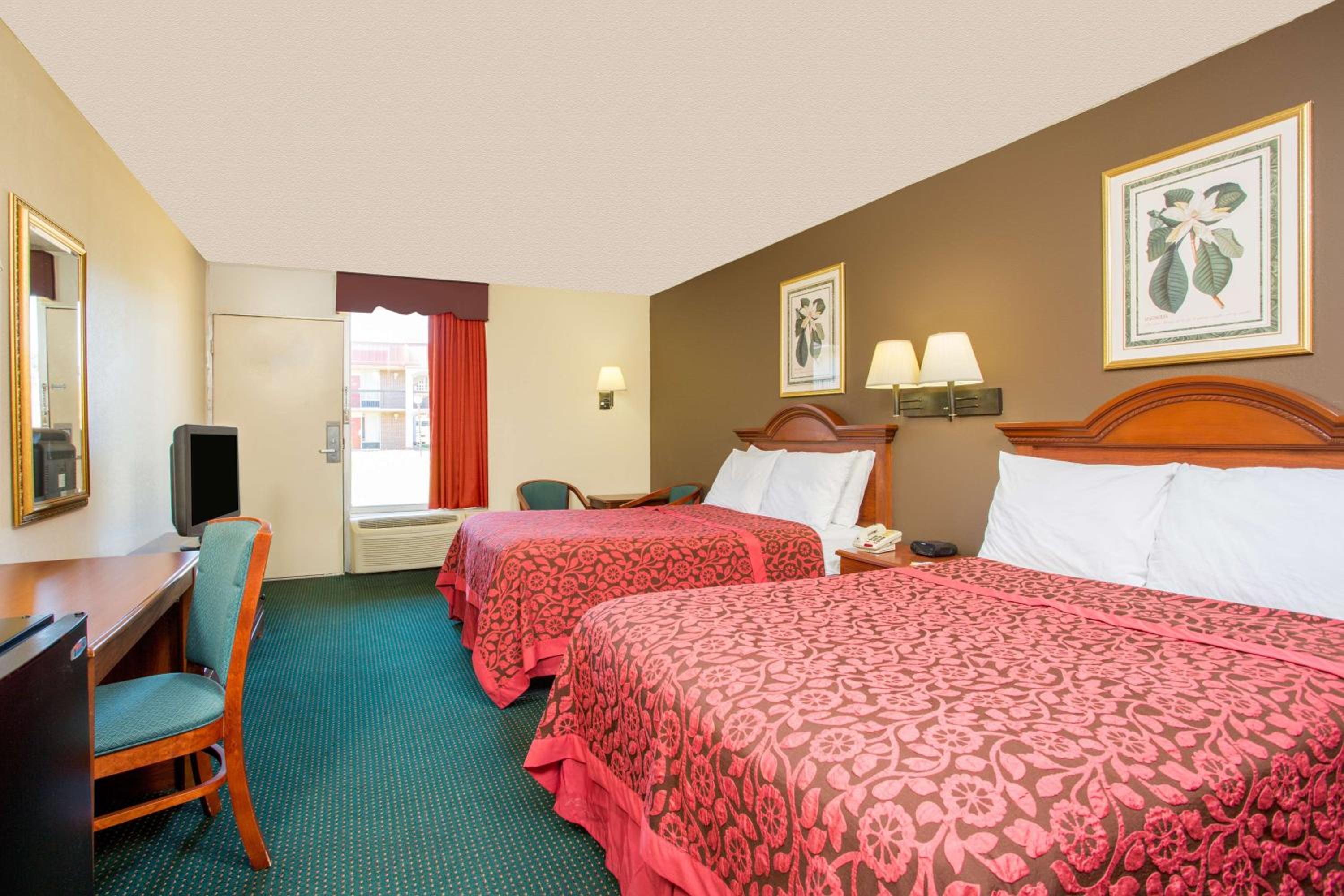 Double Room with Two Double Beds - Smoking - Photo 2