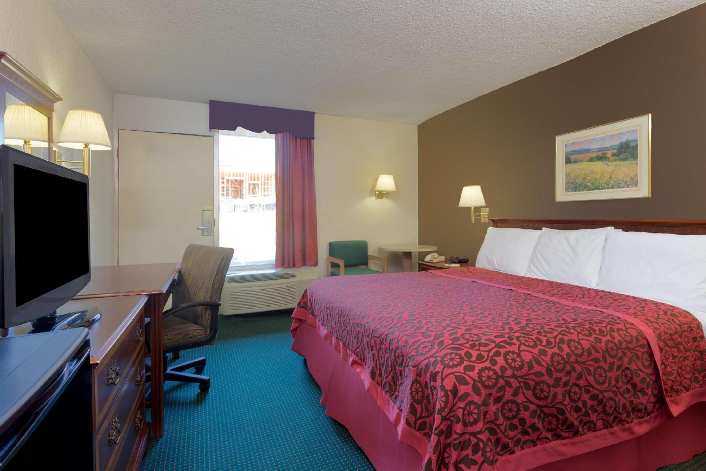 King Room - Non-Smoking - Photo 5