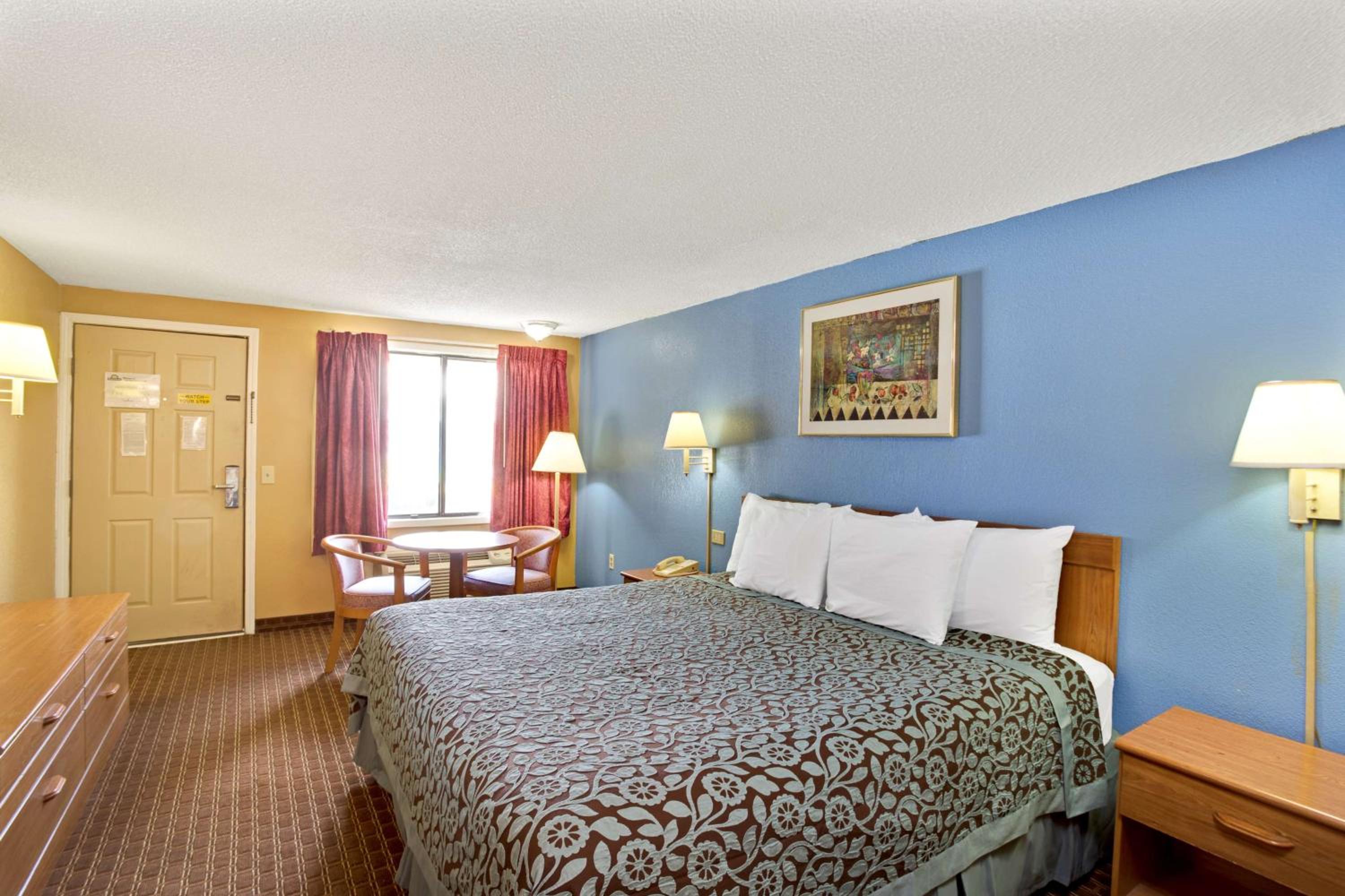 King Room - Non-Smoking - Photo 8