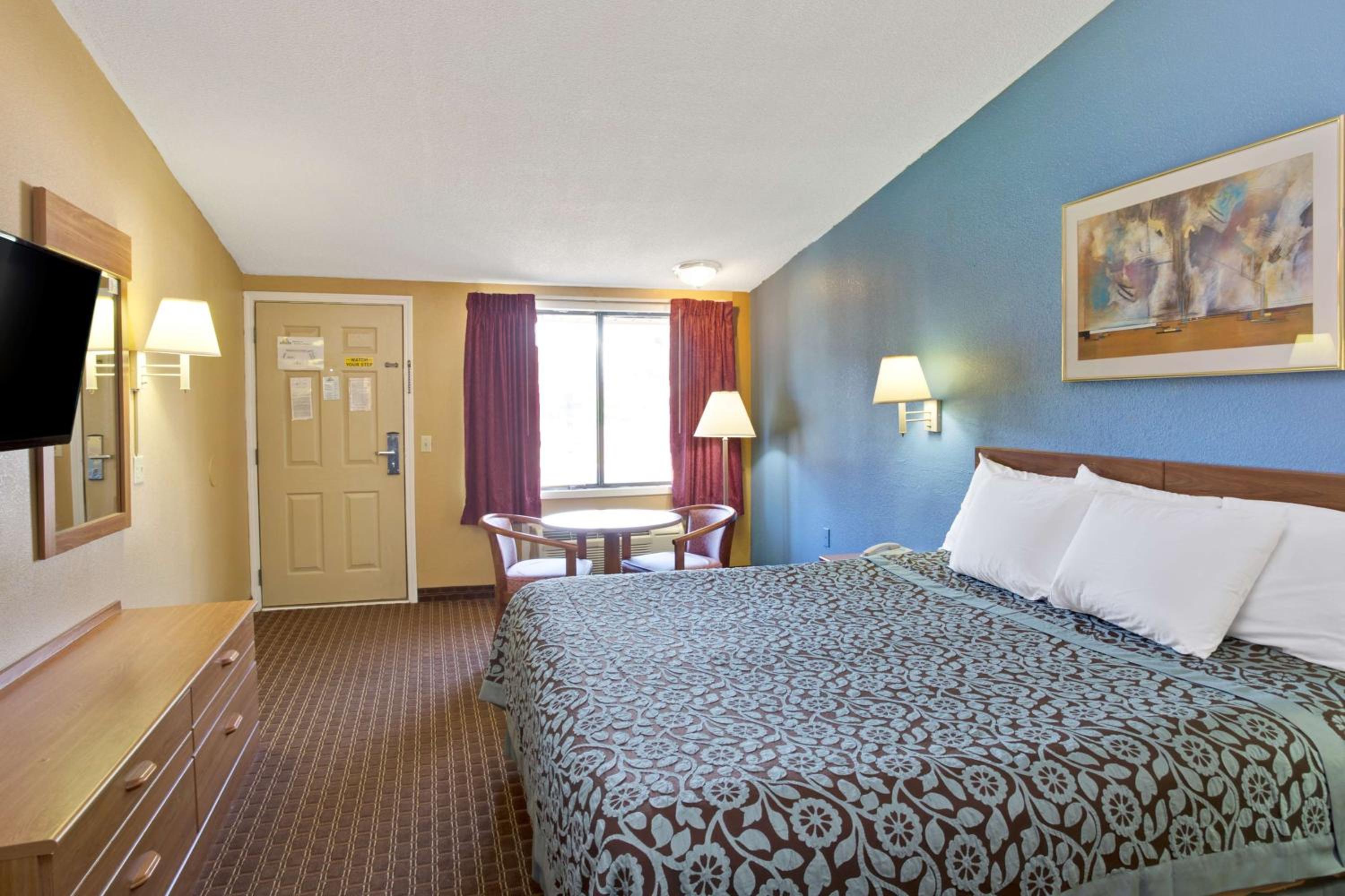 King Room - Non-Smoking - Photo 1