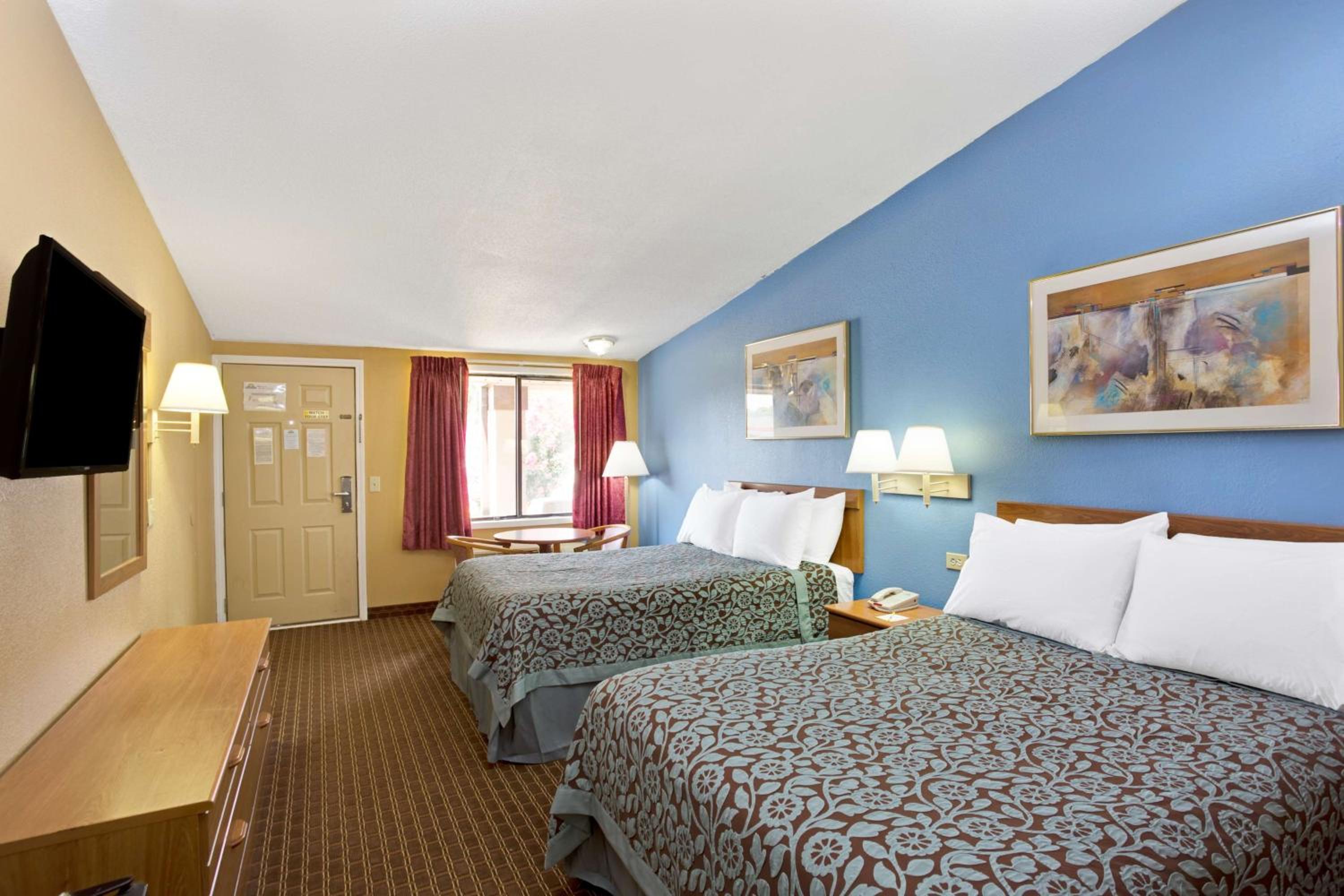 Double Room with Two Double Beds - Smoking - Photo 1