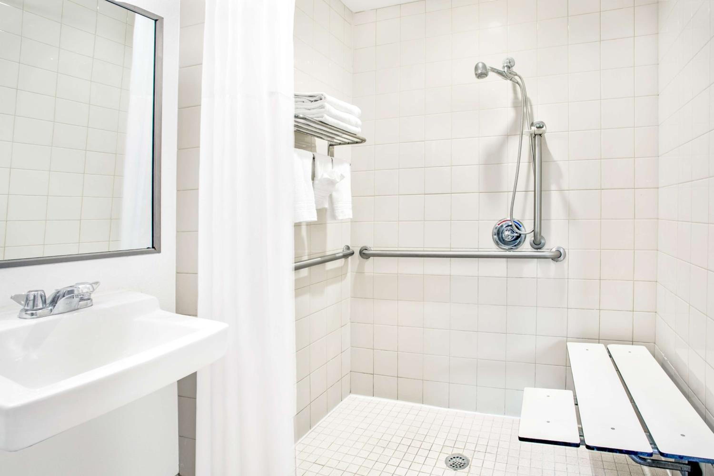   Accessible Room with Two Double Beds - Photo 3