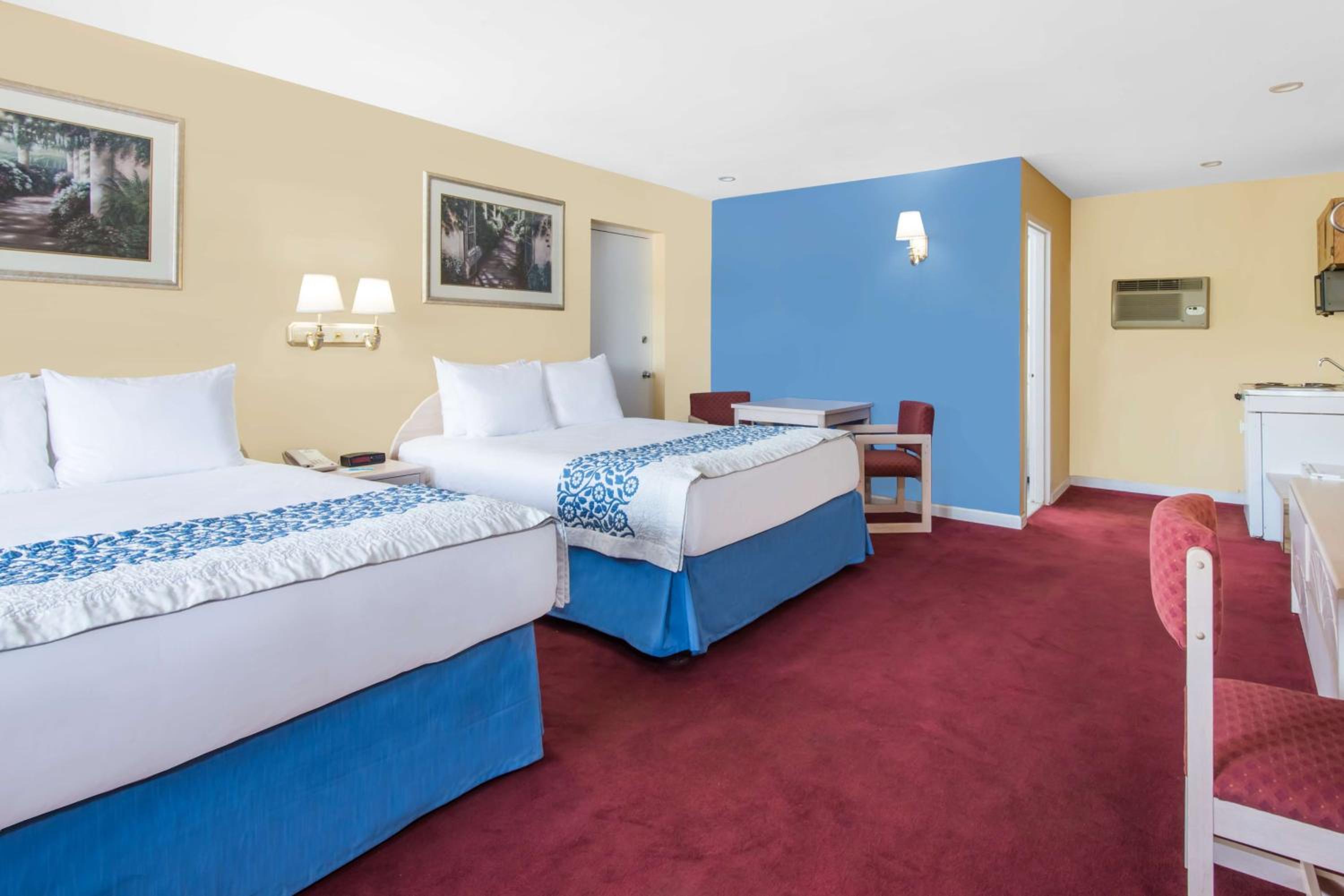 Queen Room With Two Queen Beds - Non-Smoking photo 3