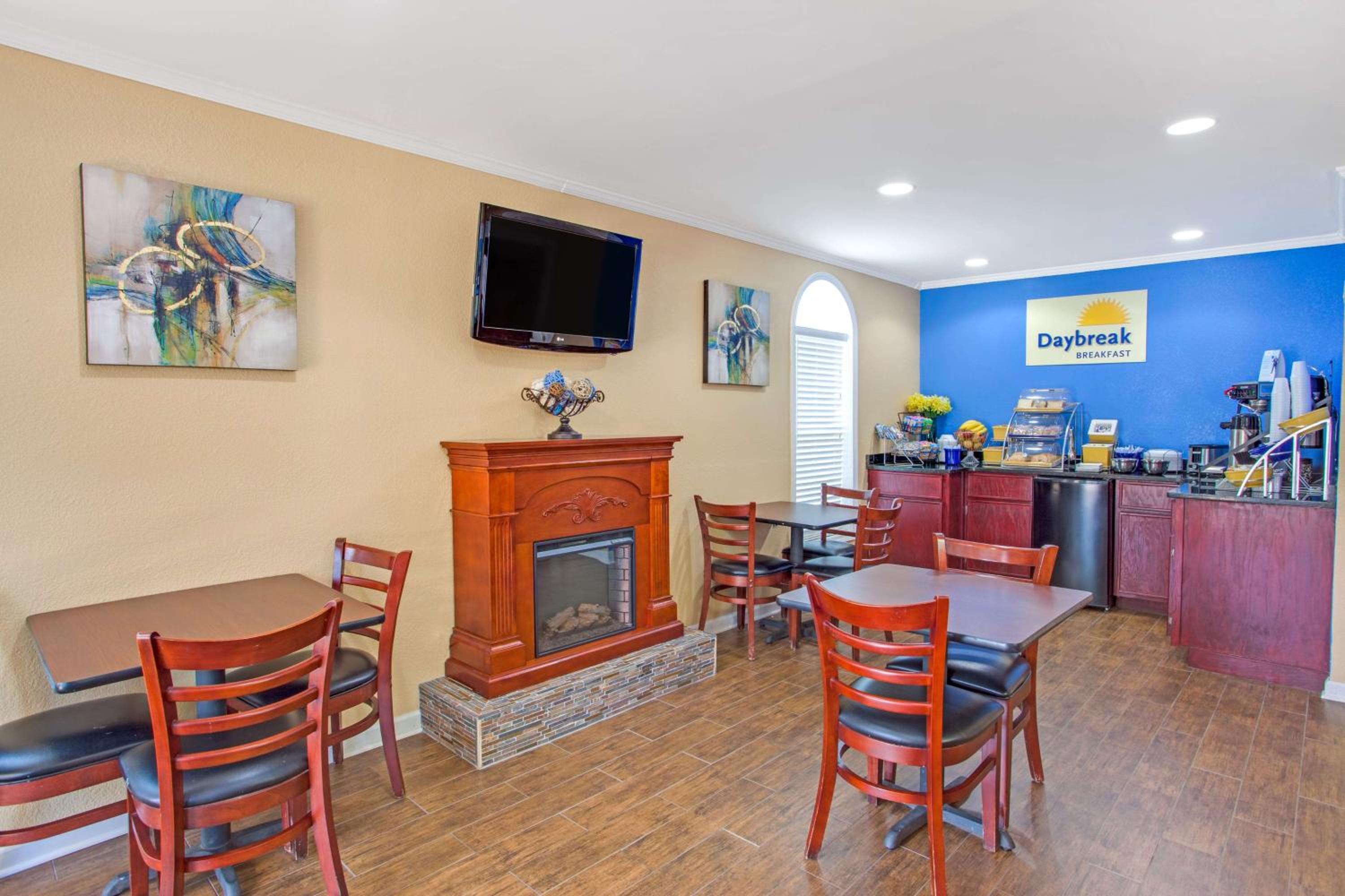 King Room - Non-Smoking - Photo 9