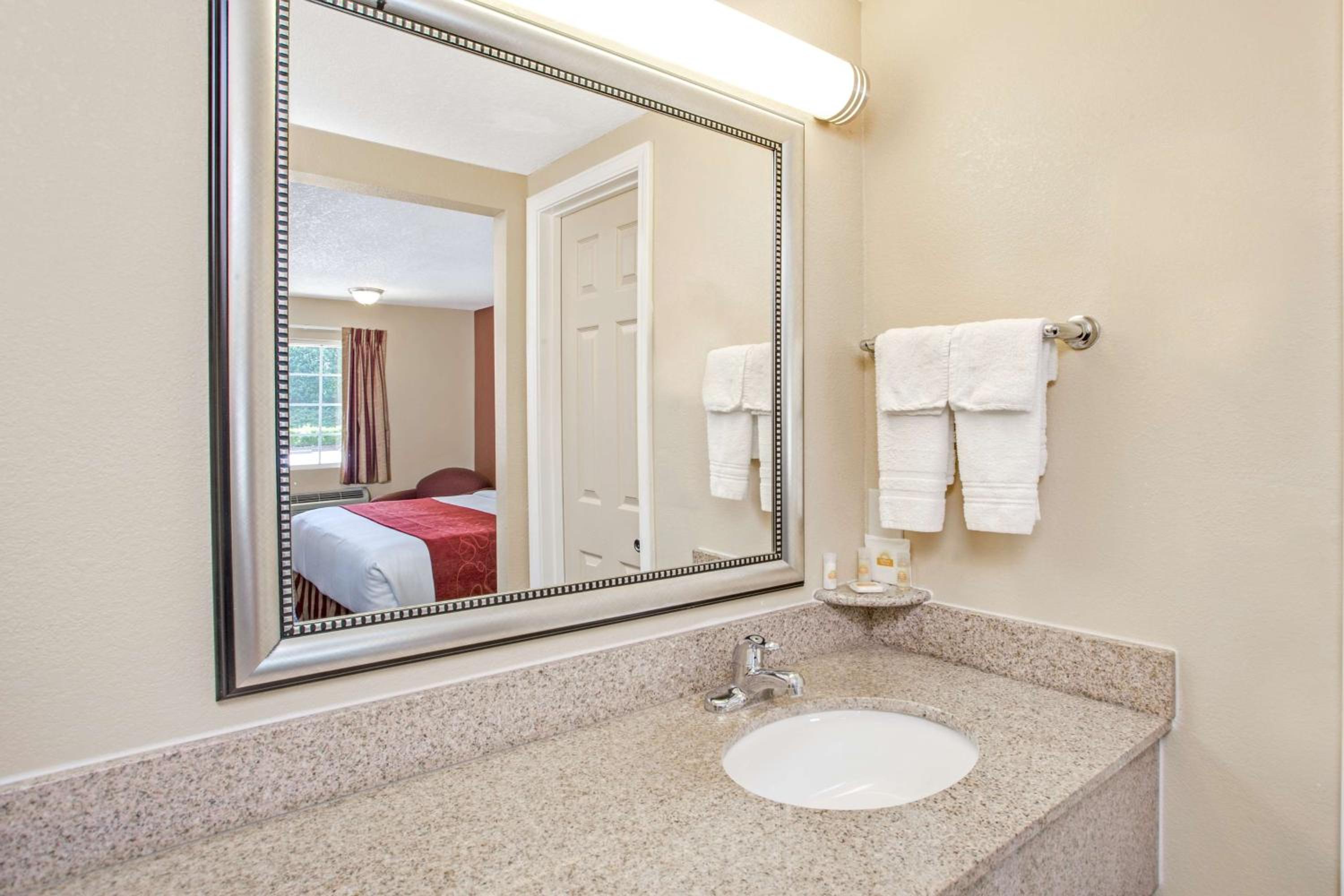 King Room - Non-Smoking - Photo 3