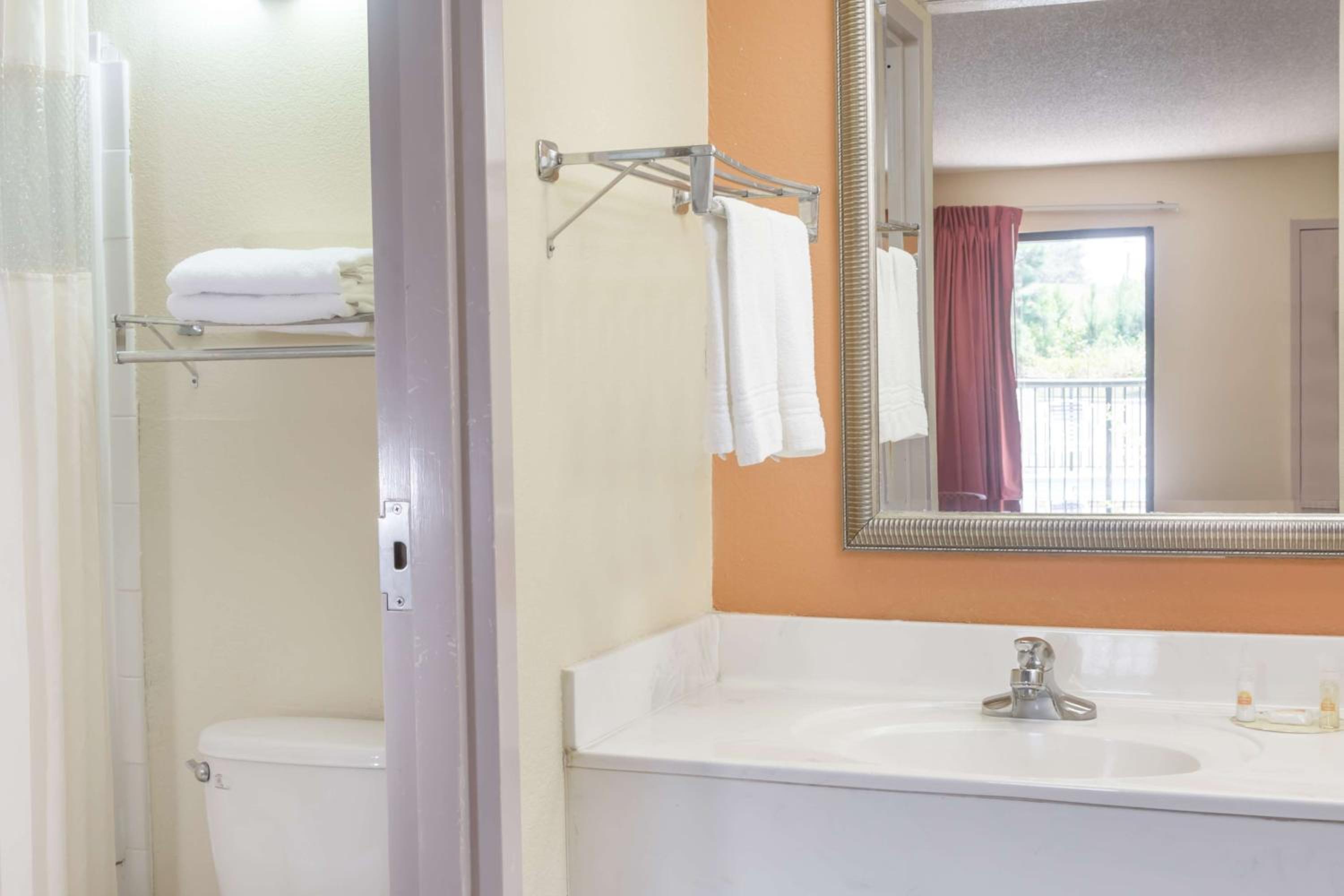 Deluxe Double Room with Two Double Beds - Non-Smoking - Photo 9
