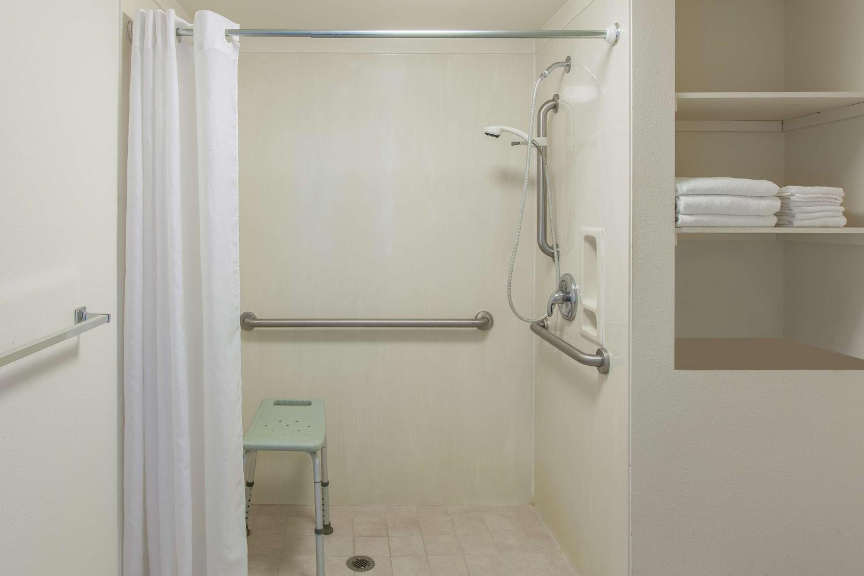 Deluxe Queen Room with Two Queen Beds - Disability Access - Non-Smoking photo 3