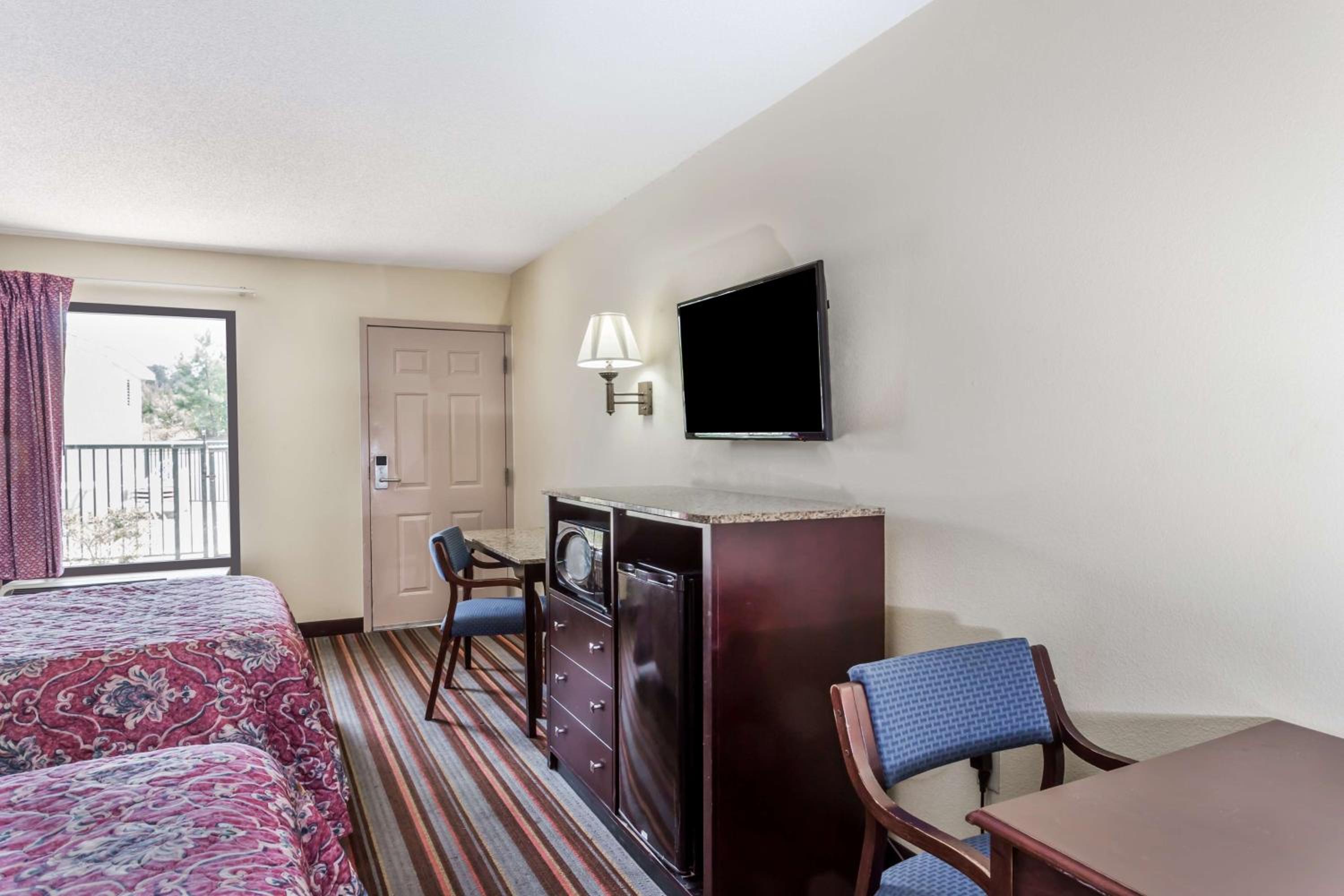 Deluxe Double Room with Two Double Beds - Non-Smoking - Photo 6