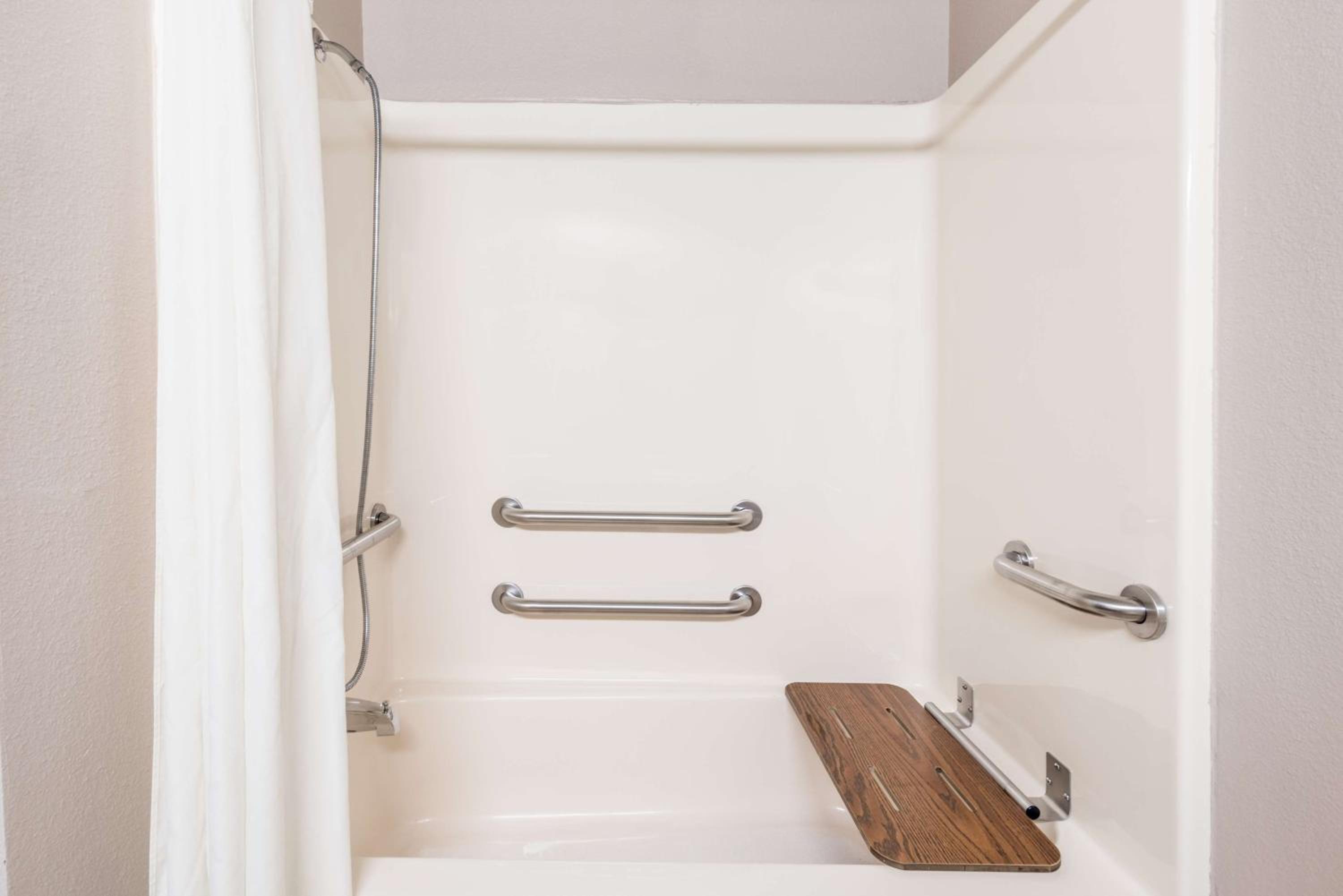 King Room with Roll-In Shower - Mobility/Hearing Accessible - Non-Smoking - Photo 3