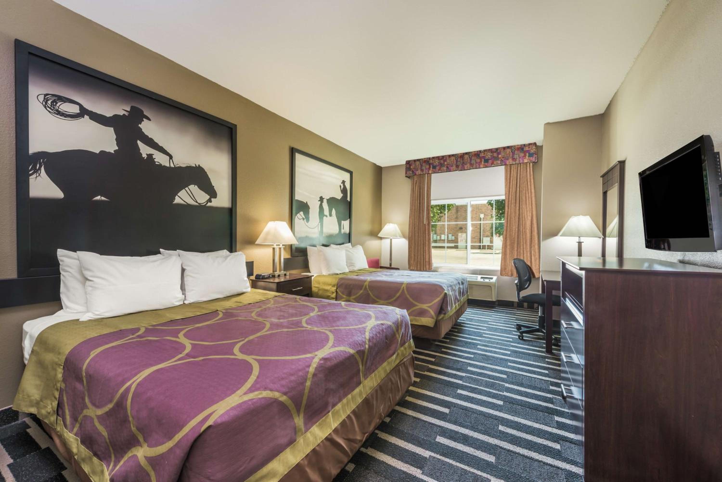 Queen Room with Two Queen Beds - Non-Smoking - Photo 4