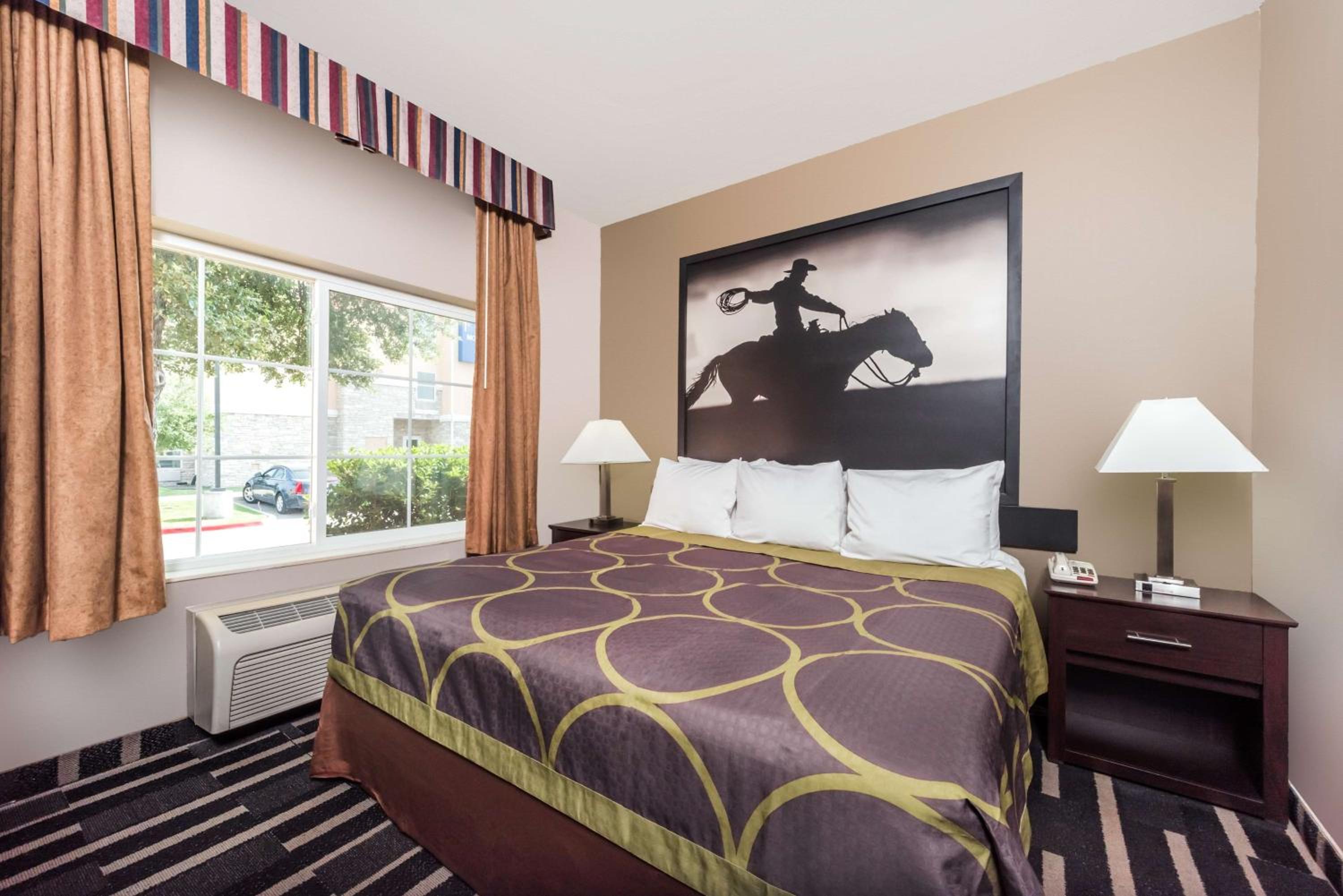 King Room - Non-Smoking - Photo 3