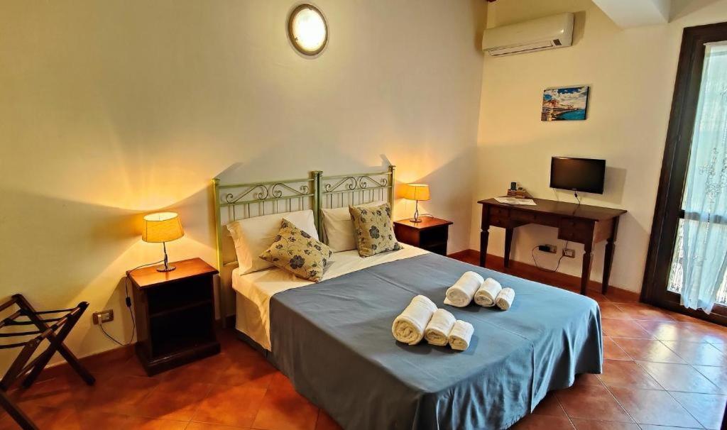 Double or Twin Room with Private Bathroom photo 3