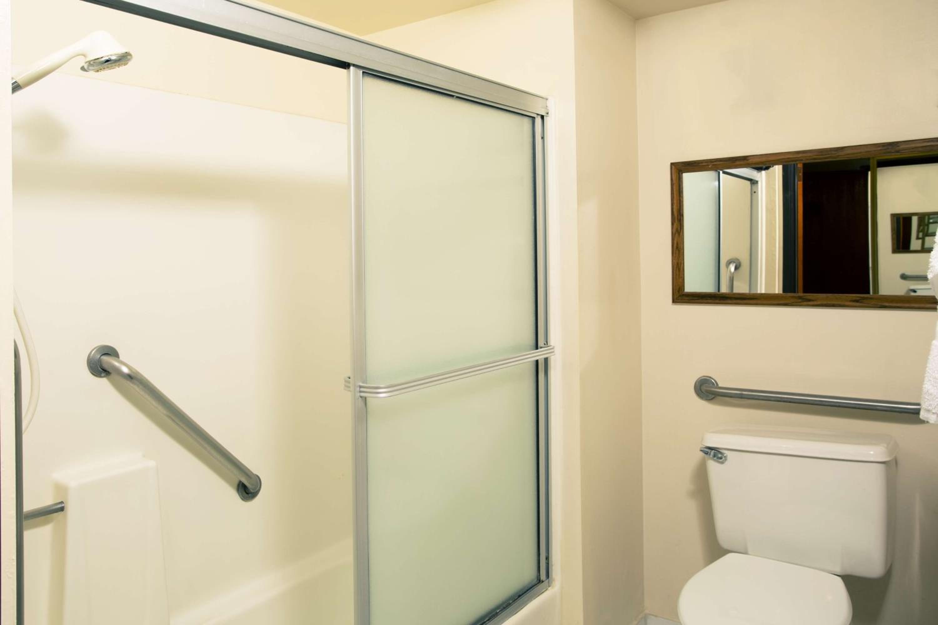 Queen Room with Two Queen Beds - Disability Access/Non-Smoking photo 3