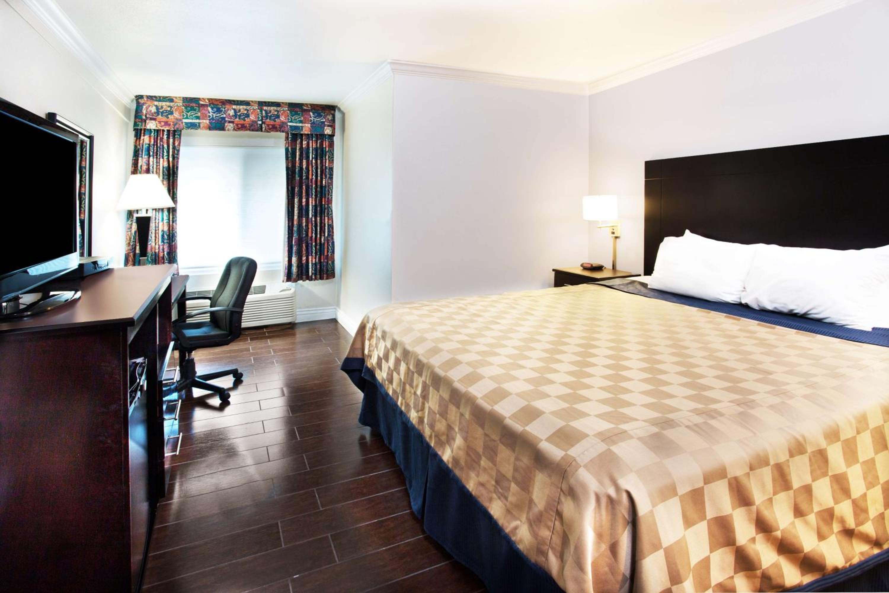 Deluxe King Room with Ocean view - Non-Smoking photo 1