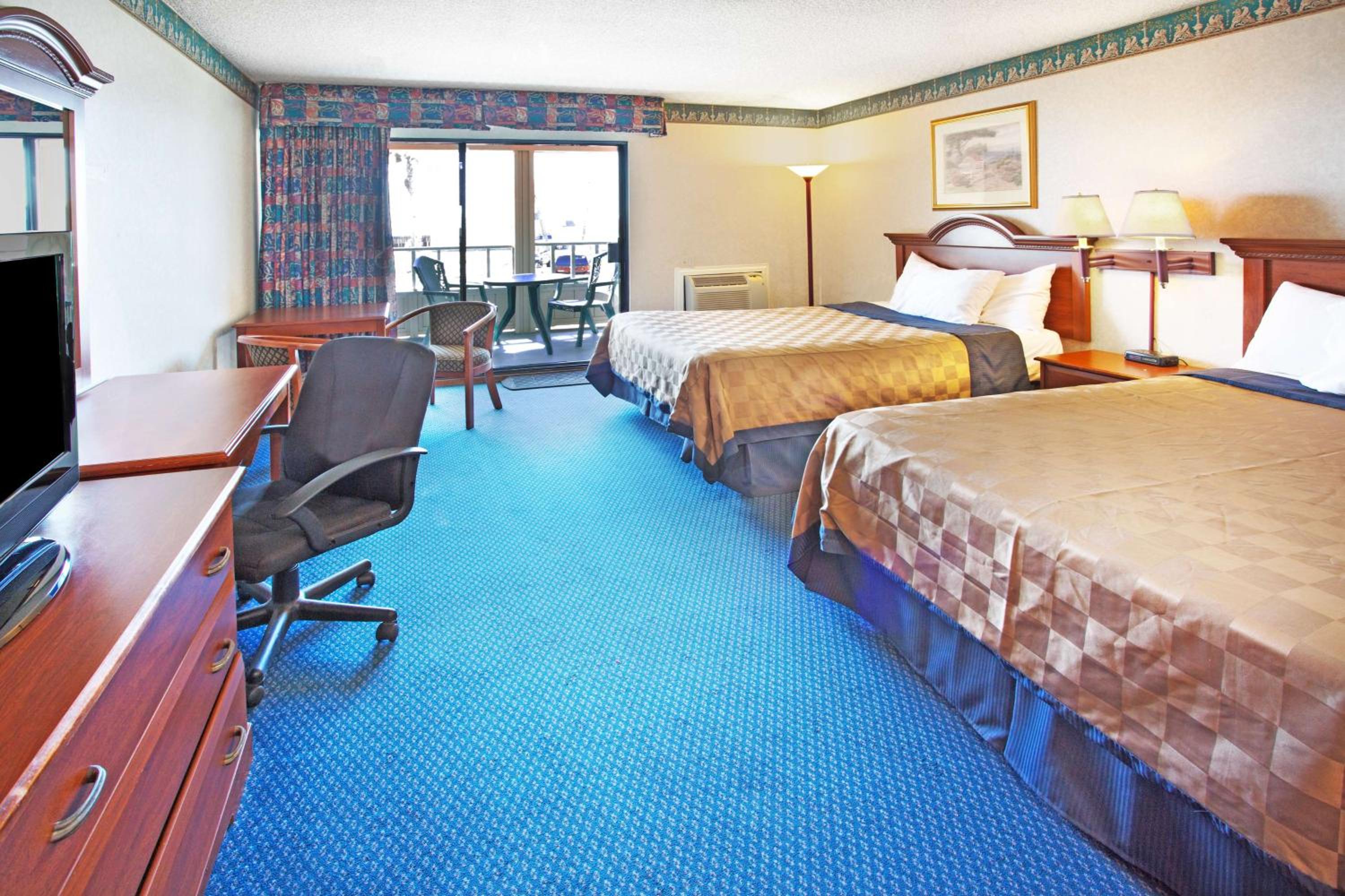 Deluxe Queen Room with Two Queen Beds with Ocean View - Non-Smoking photo 3